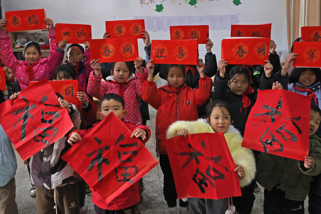 2025年1月7日，重庆市彭水苗族土家族自治县岩东乡小学校组织孩子们开展写春联活动，迎接“腊八节”。 (1)