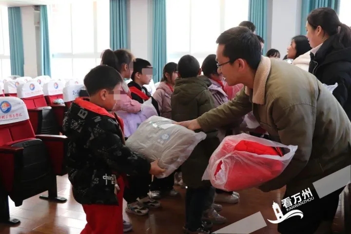 【关爱未成年人】“冬日阳光·温暖你我”万州区新春关爱行动走进弹子学校