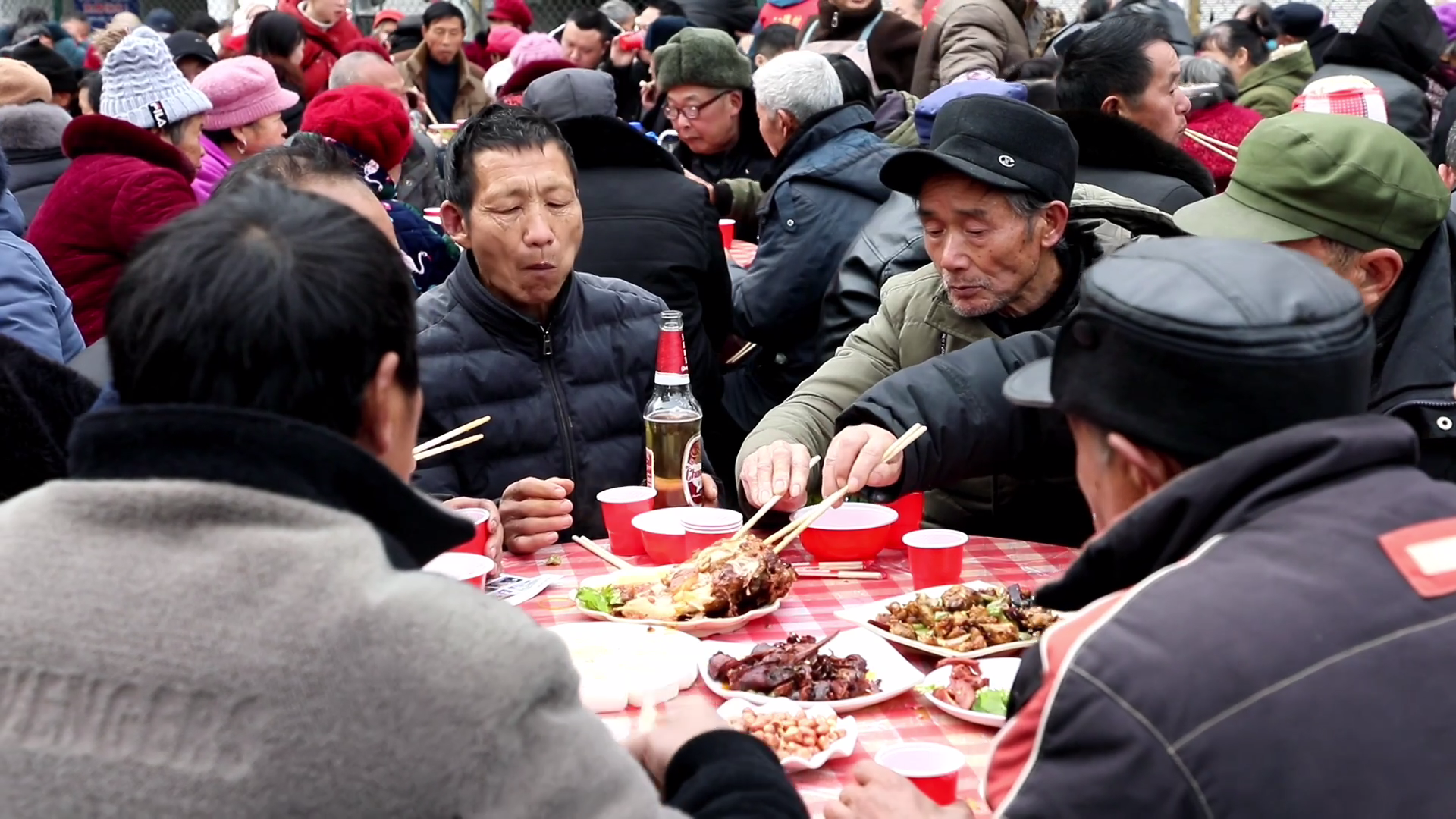 團(tuán)圓宴現(xiàn)場。拍攝：吳建華.png