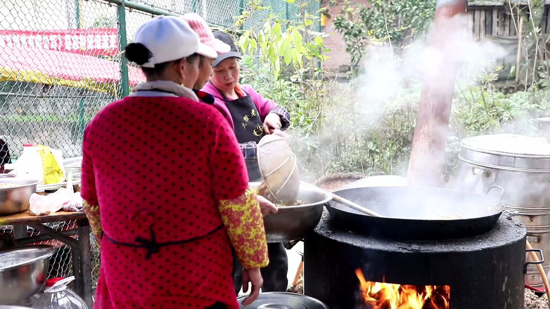 村民烹制美食。拍攝：吳建華.png