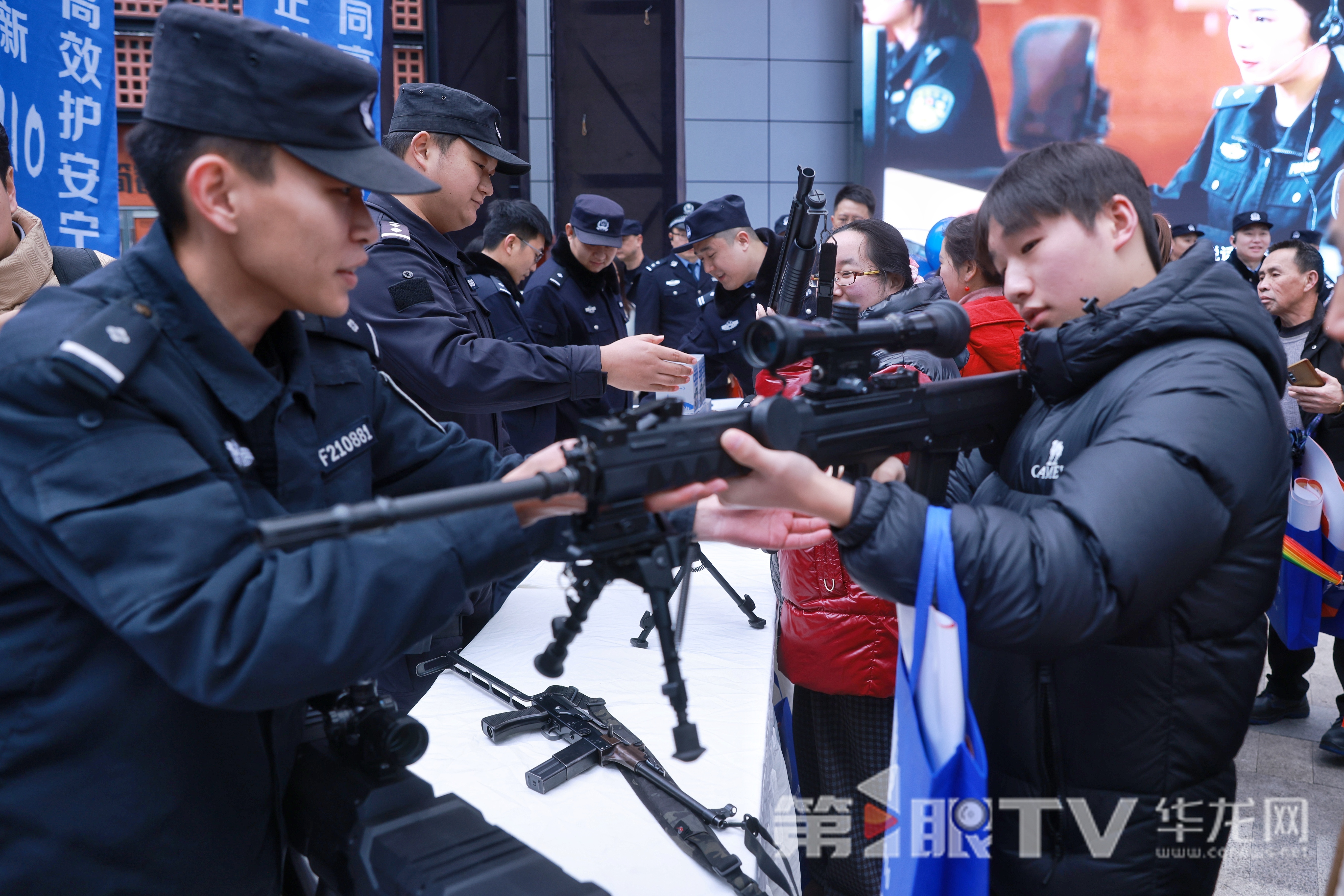 市民在民警的指导下体验警用装备。 第1眼TV-华龙网 唐雨 摄