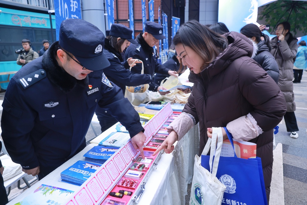在重庆市永川区奥特莱斯川街，来自川渝两地的多个警种，共同向广大市民宣讲反诈防骗、识毒禁毒、识假辨假等知识。 警方供图