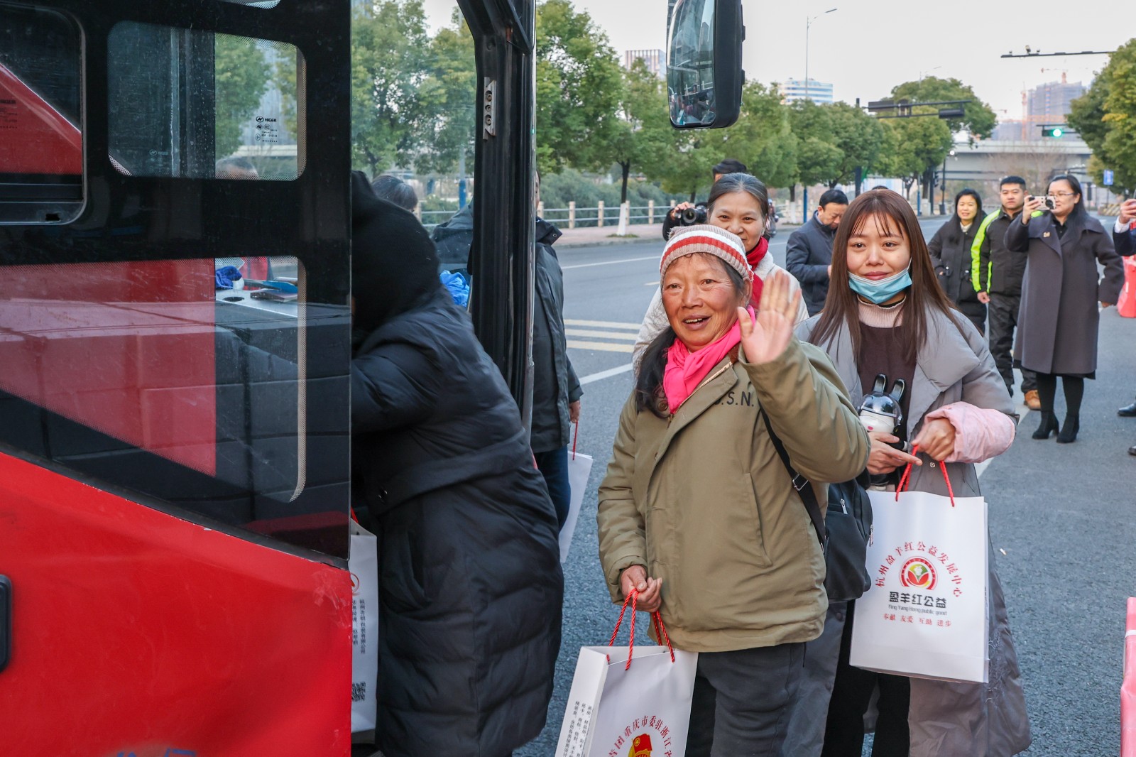 在外務(wù)工人員登上返鄉(xiāng)專車。拍攝：吳建華.jpg