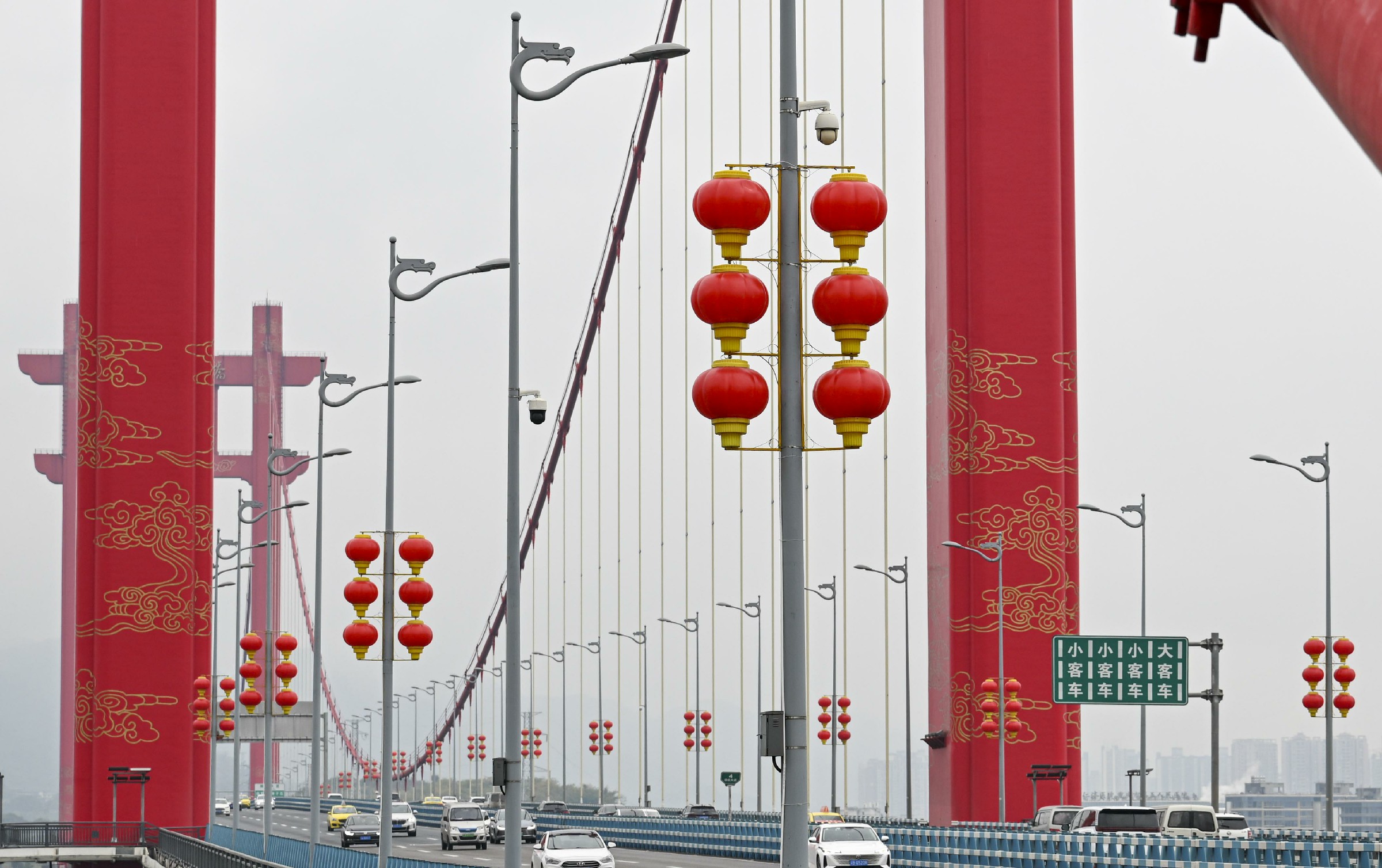 寸滩大桥灯笼高挂年味渐浓(419949)-20250114120928~1.jpg