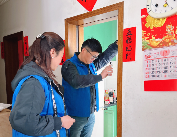 黄桷坪街道：党员志愿者这项贴心服务让老旧小区焕新颜，居民惊喜不已   九龙快报2025