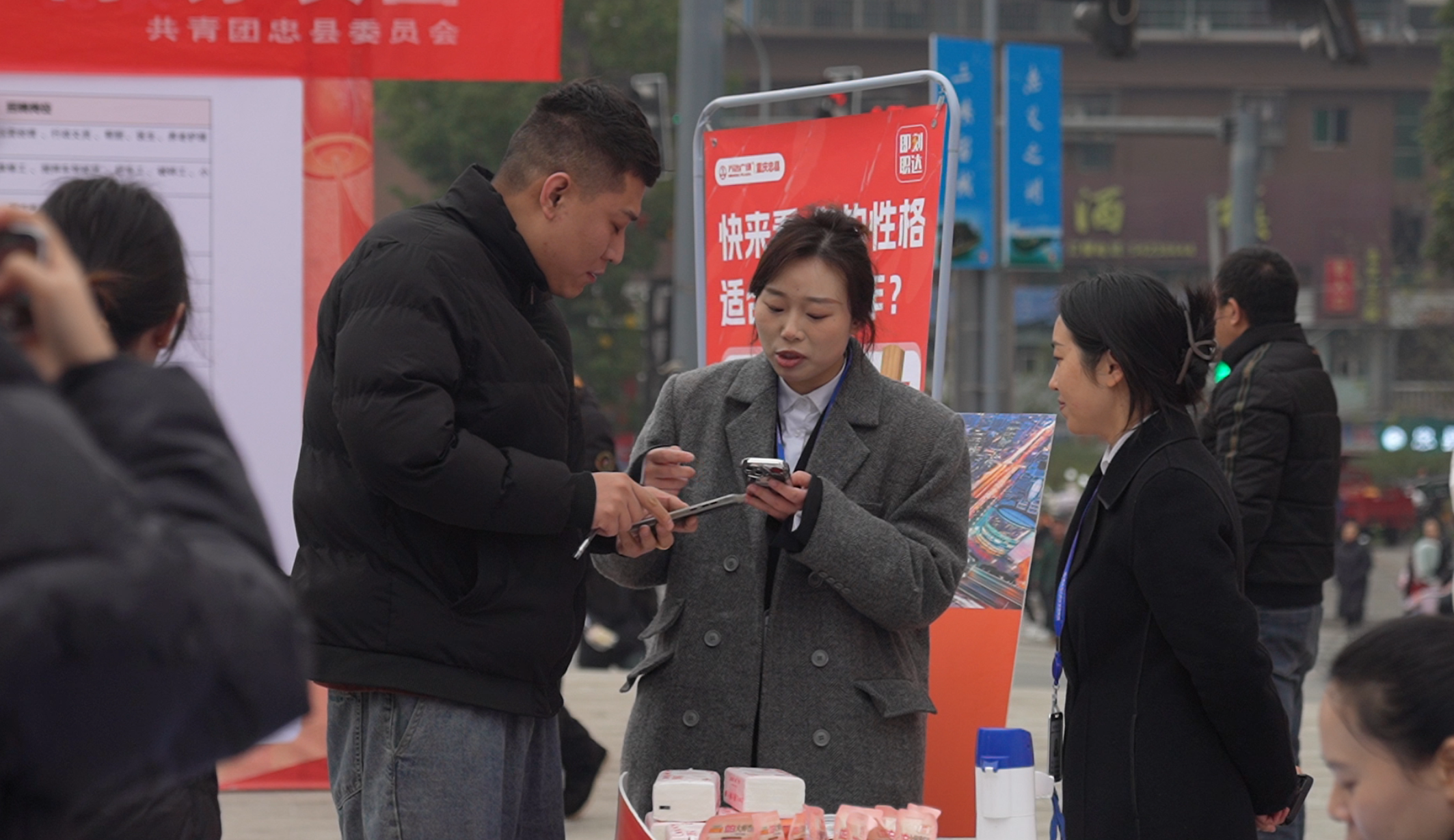 招聘会现场。拍摄：张圳阳1.png