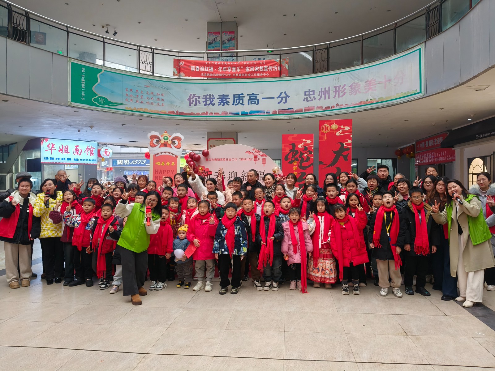 社区居民欢聚一堂。拍摄：张耀升.jpg