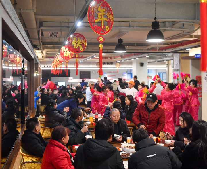 边二 团年宴现场。记者 周邦静 摄.jpg