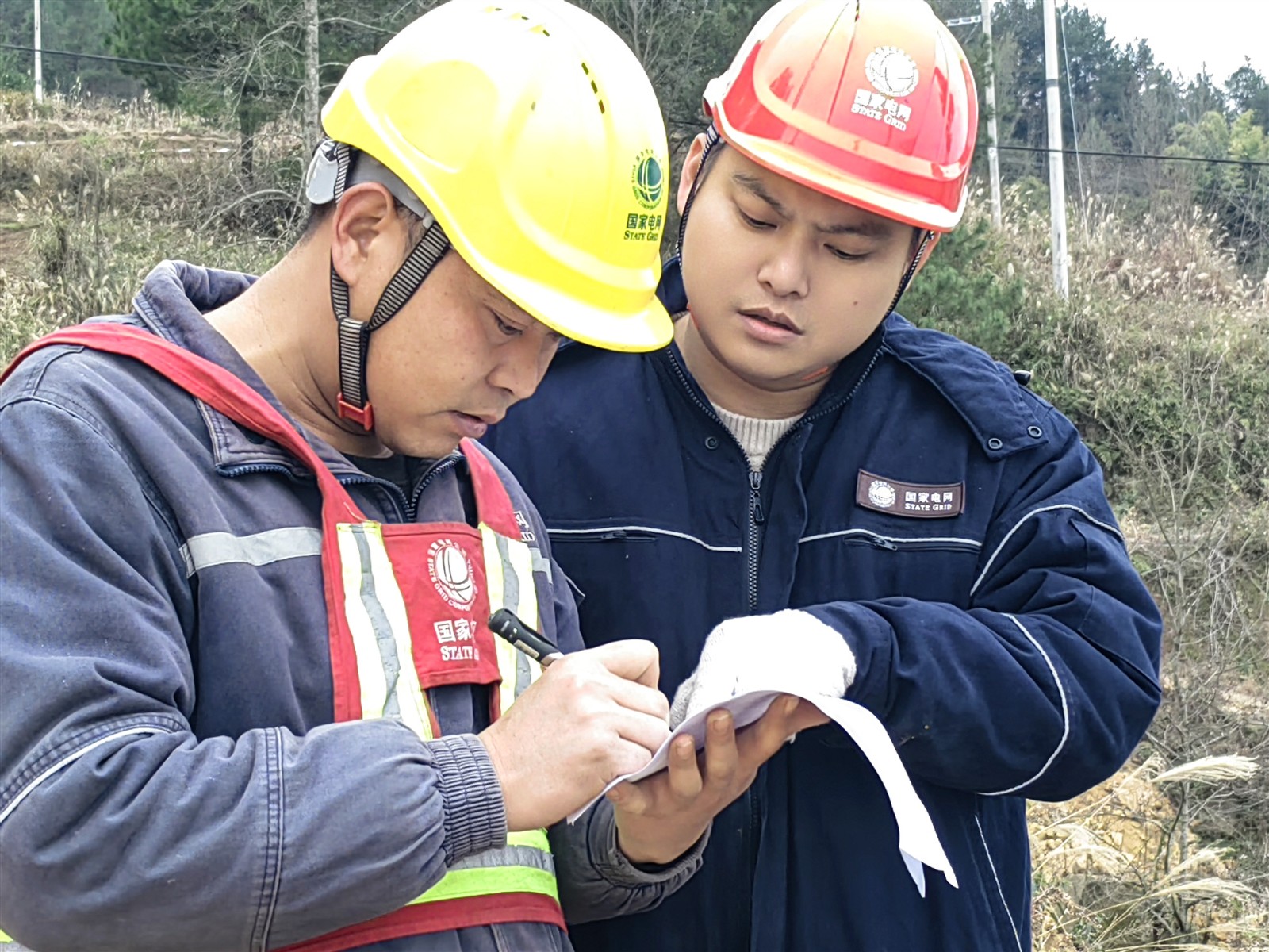 電力工人在填寫作業(yè)內(nèi)容.jpg