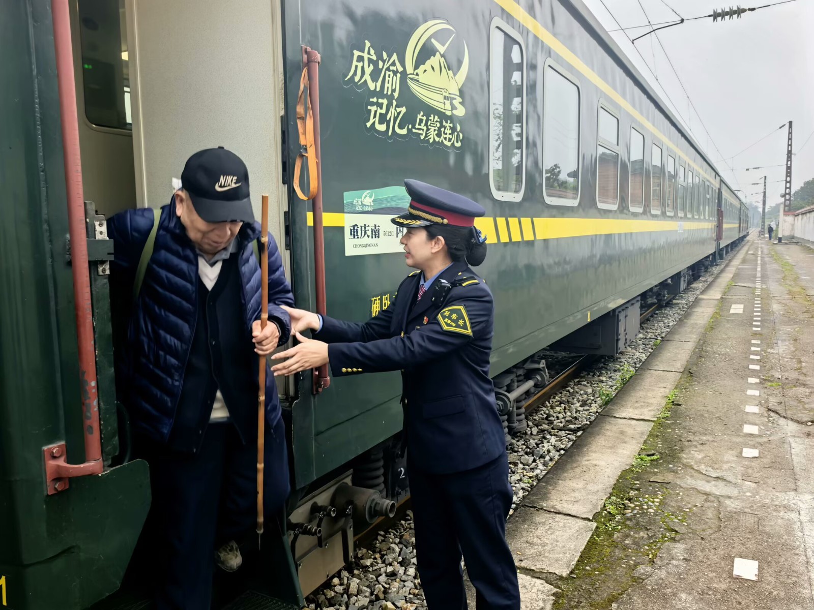 5612次列車長李光秀迎祥街幫助旅客下車。.jpg