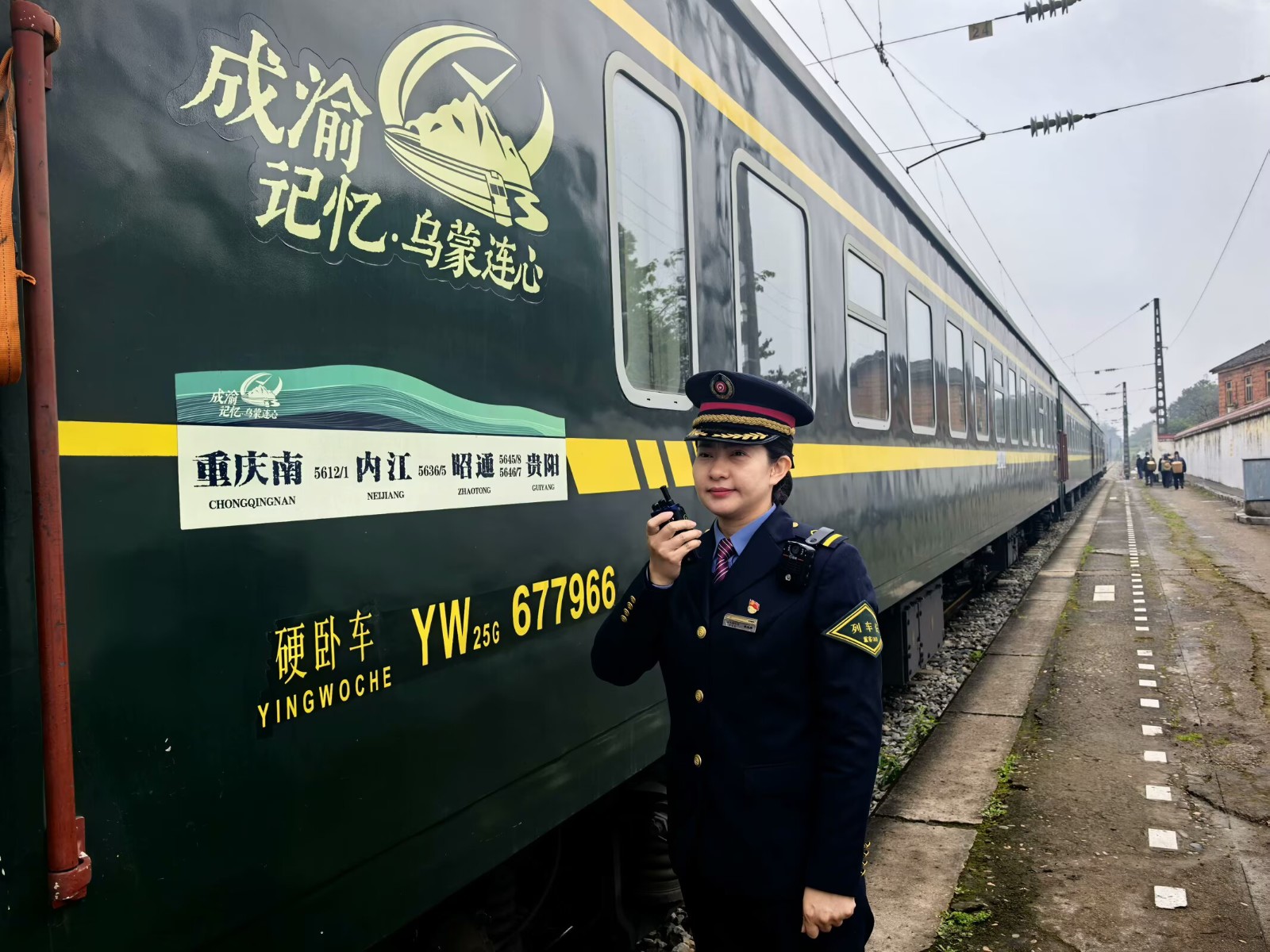 5612次9組列車長李光秀以飽滿的熱情迎接旅客上車.jpg