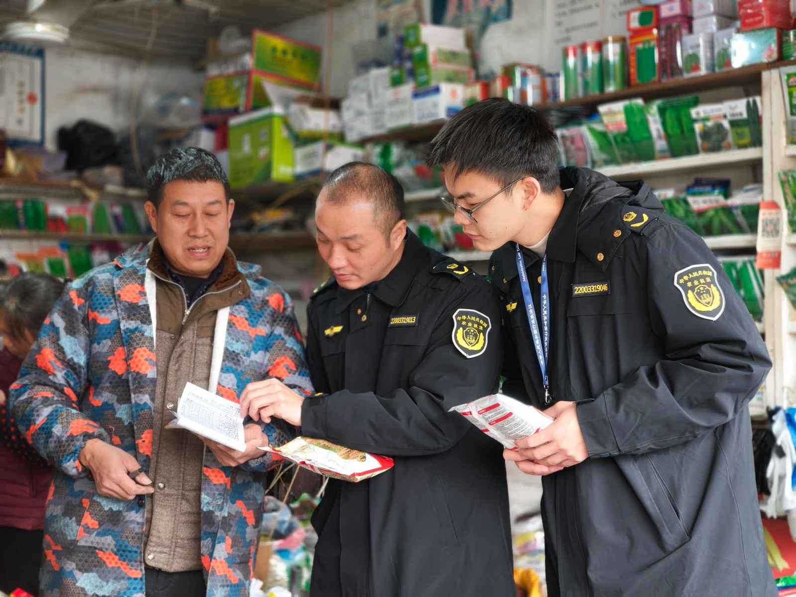 执法人员严查农资违法行为。拍摄：张耀升.jpg