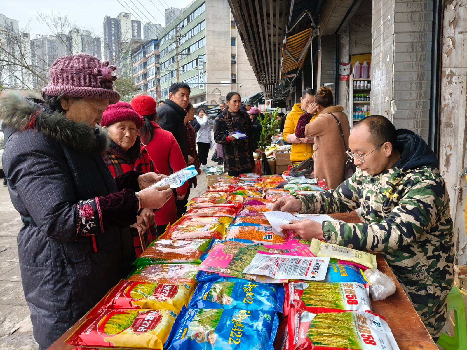 市民选购农资。拍摄：张耀升1.jpg