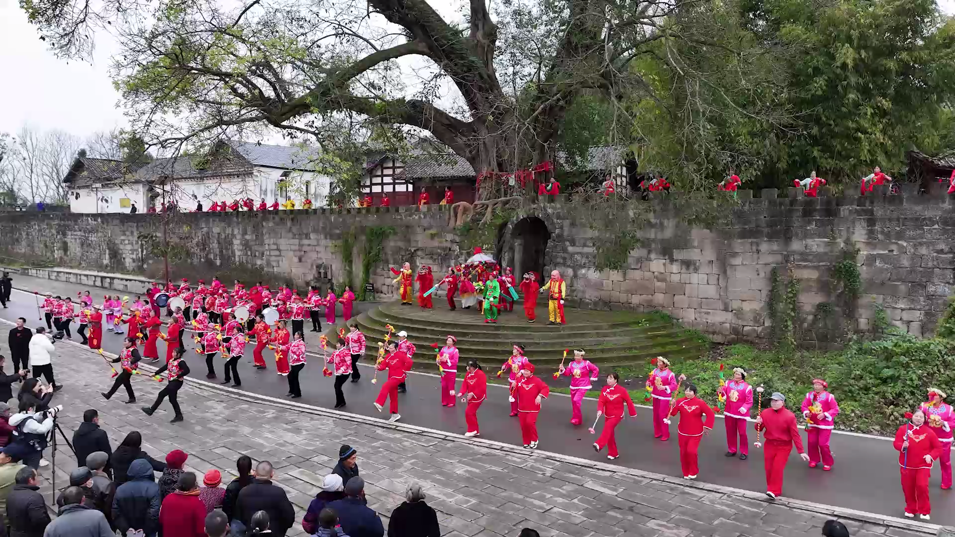 活動(dòng)現(xiàn)場熱鬧非凡。拍攝：吳建華.png