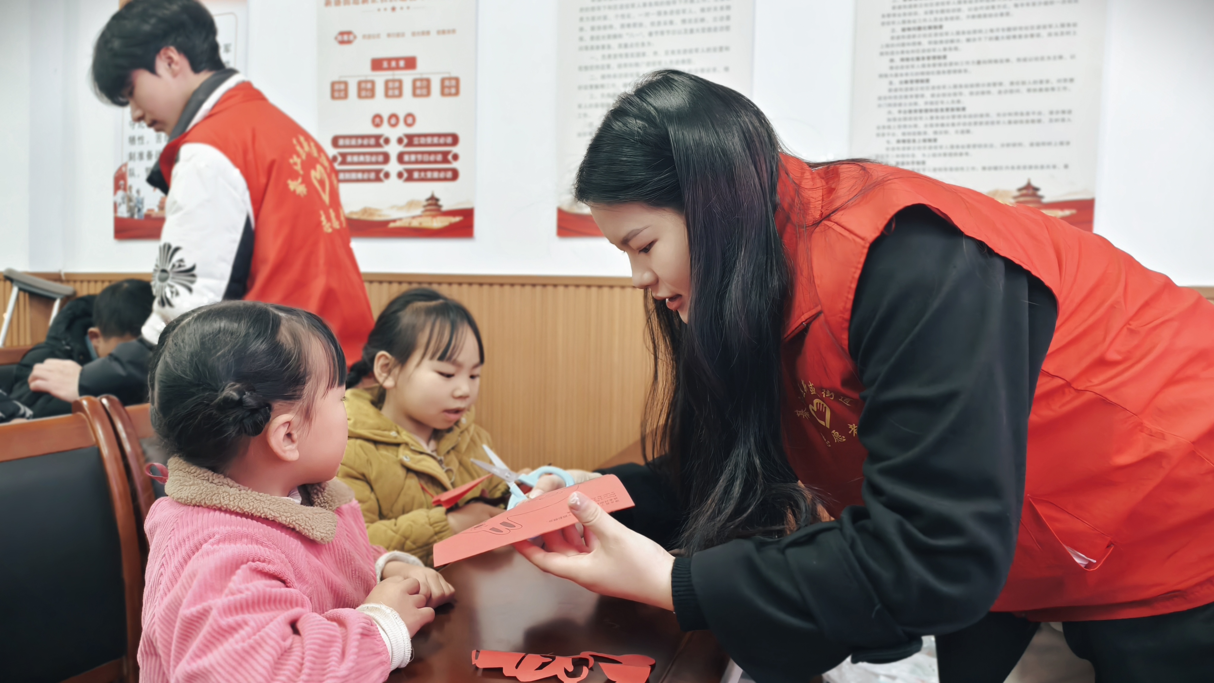 2025年2月12日，綦江区新盛街道在新正社区开展&ldquo;我们的节日&middot;元宵节&mdash;非遗润家风 妙剪度元宵&rdquo;亲子手工剪纸活动05.jpg