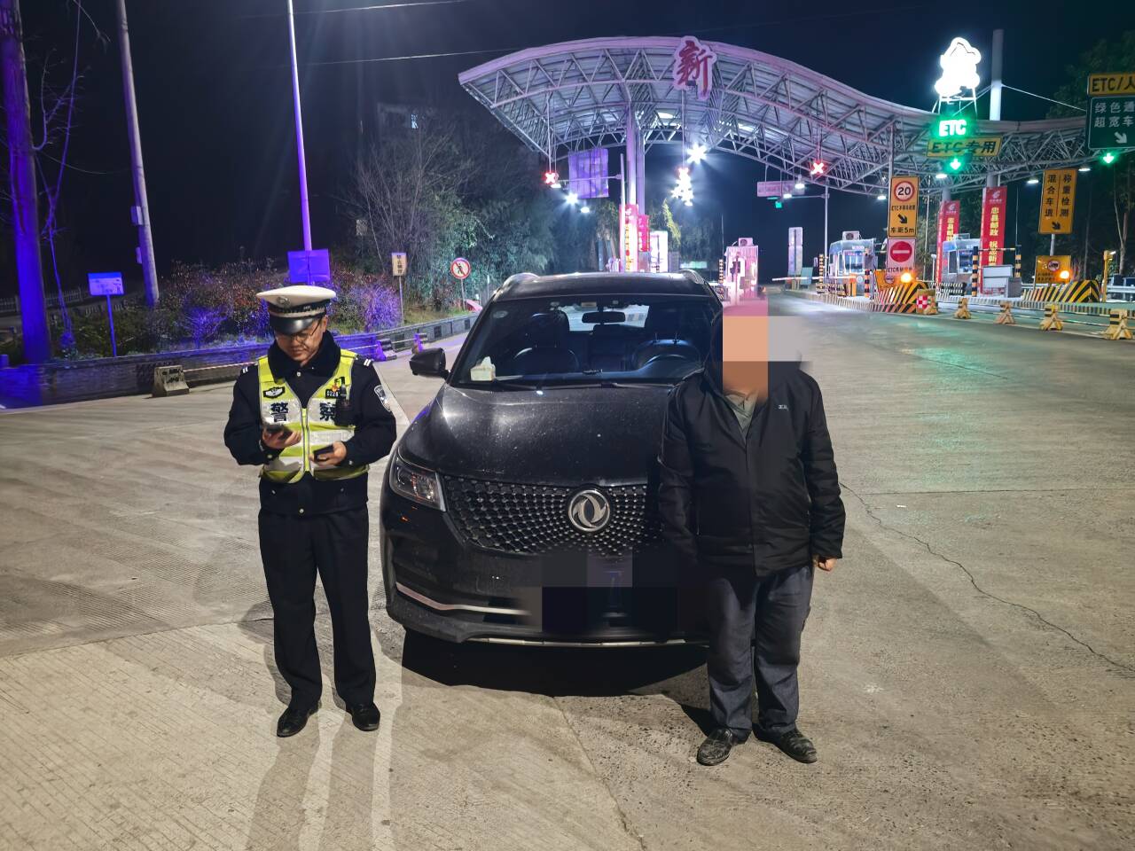 越野車駕駛員下道接受調(diào)查。重慶交巡警總隊(duì)高速公路第四支隊(duì)中縣大隊(duì)供圖.jpg