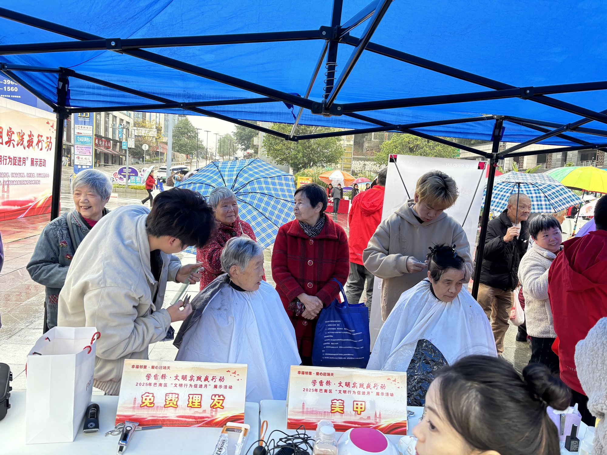 龙洲湾街道龙海社区开展“爱心赶场天”集市志愿服务活动