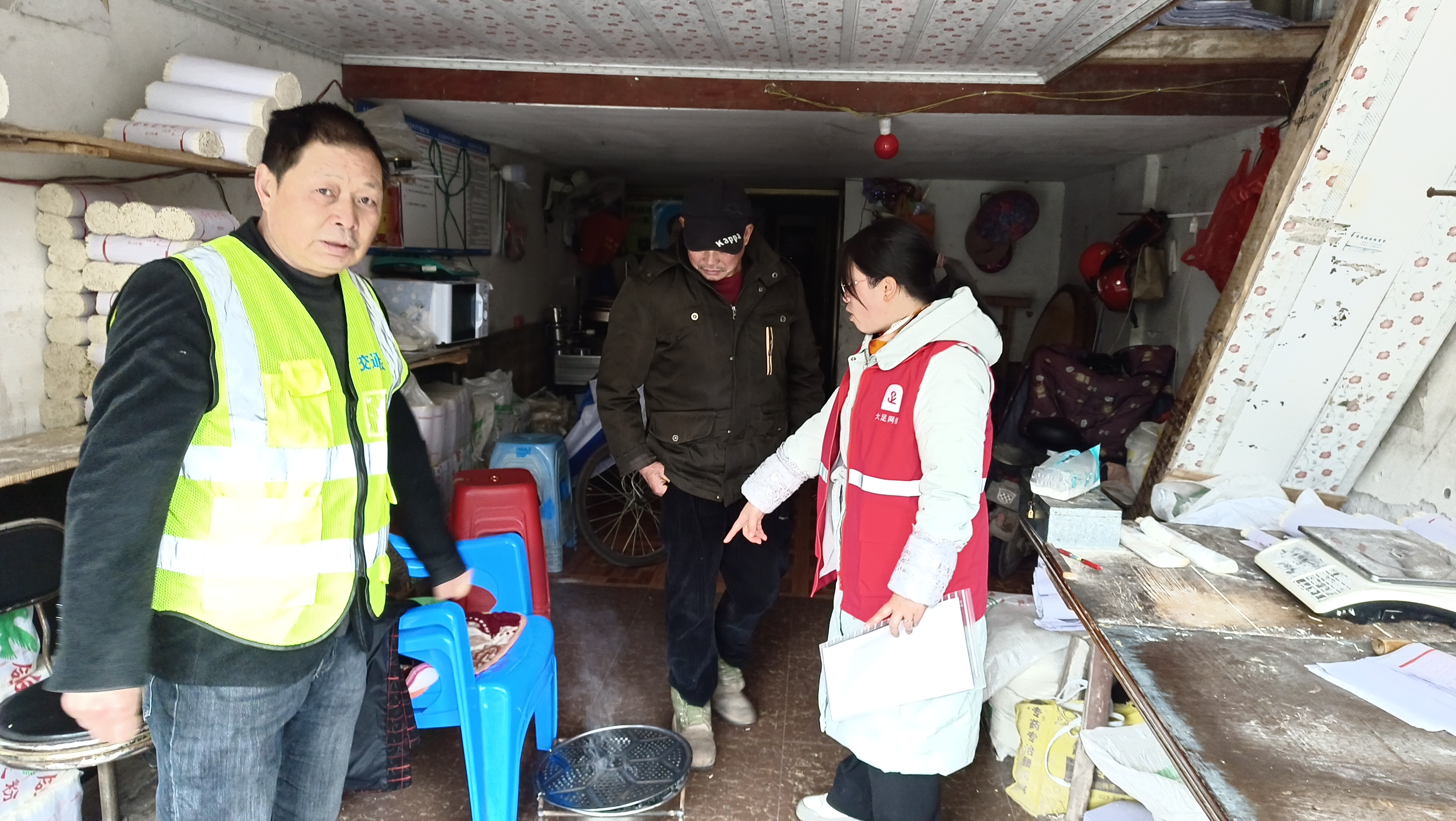 大足区中敖镇兴隆街社区：开展食品药品安全排查宣传行动&ldquo;筑牢安全防线 守护居民健康&rdquo; (1).jpg
