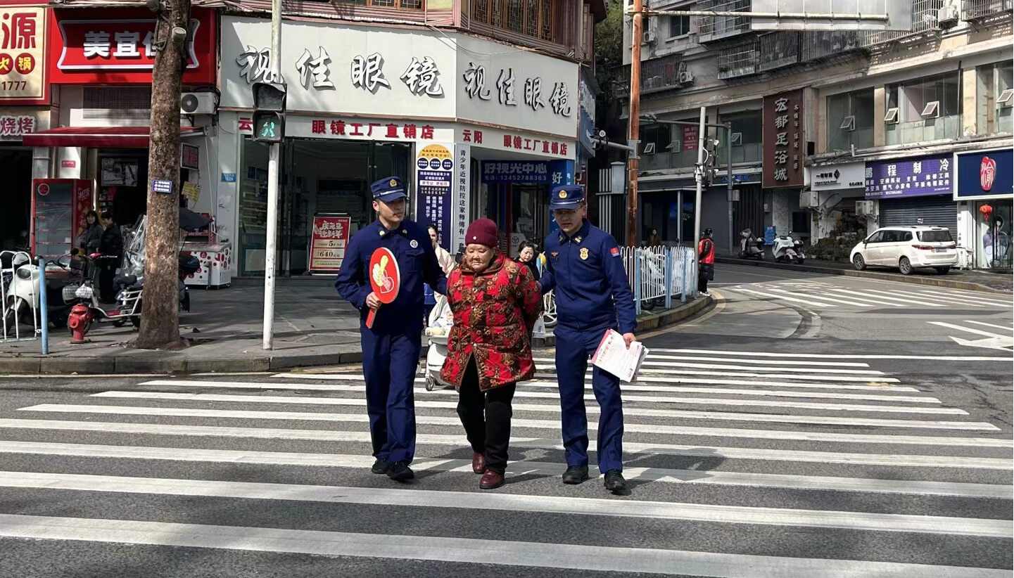 青龙街道天鹅社区开展 “交通安全文明劝导·文明实践我行动”主题活动