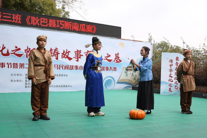 边）小小传承人讲述走马故事。受访者供图.jpg