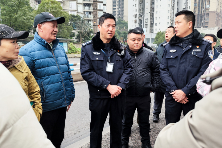 区公安分局交巡警支队二郎大队：今年已化解交通秩序类民生诉求13件 办结率100% 居民出行回家 孩子上下学更有保障 