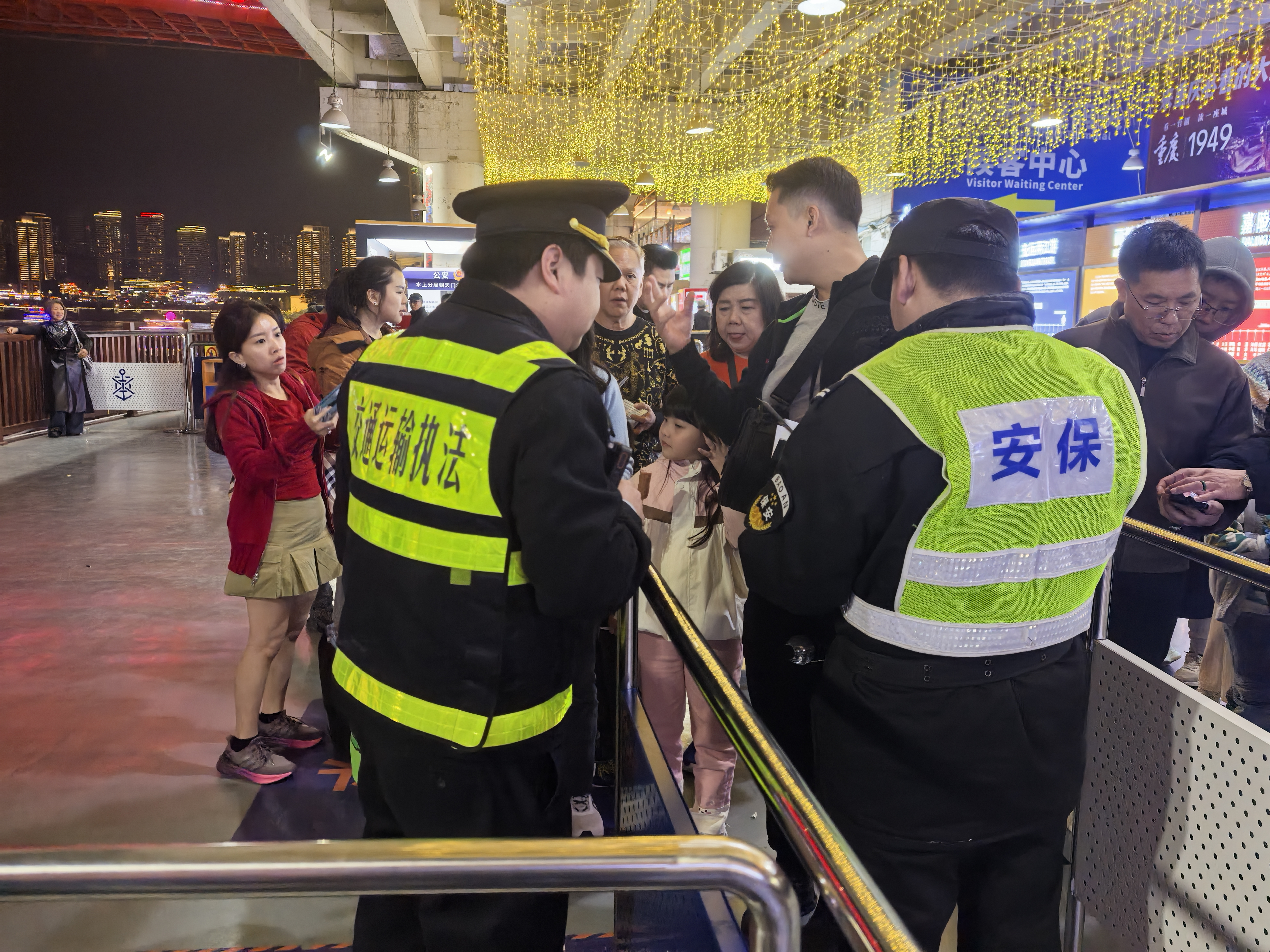 11名游客走错码头遇困难 执法人员暖心助其顺利登船