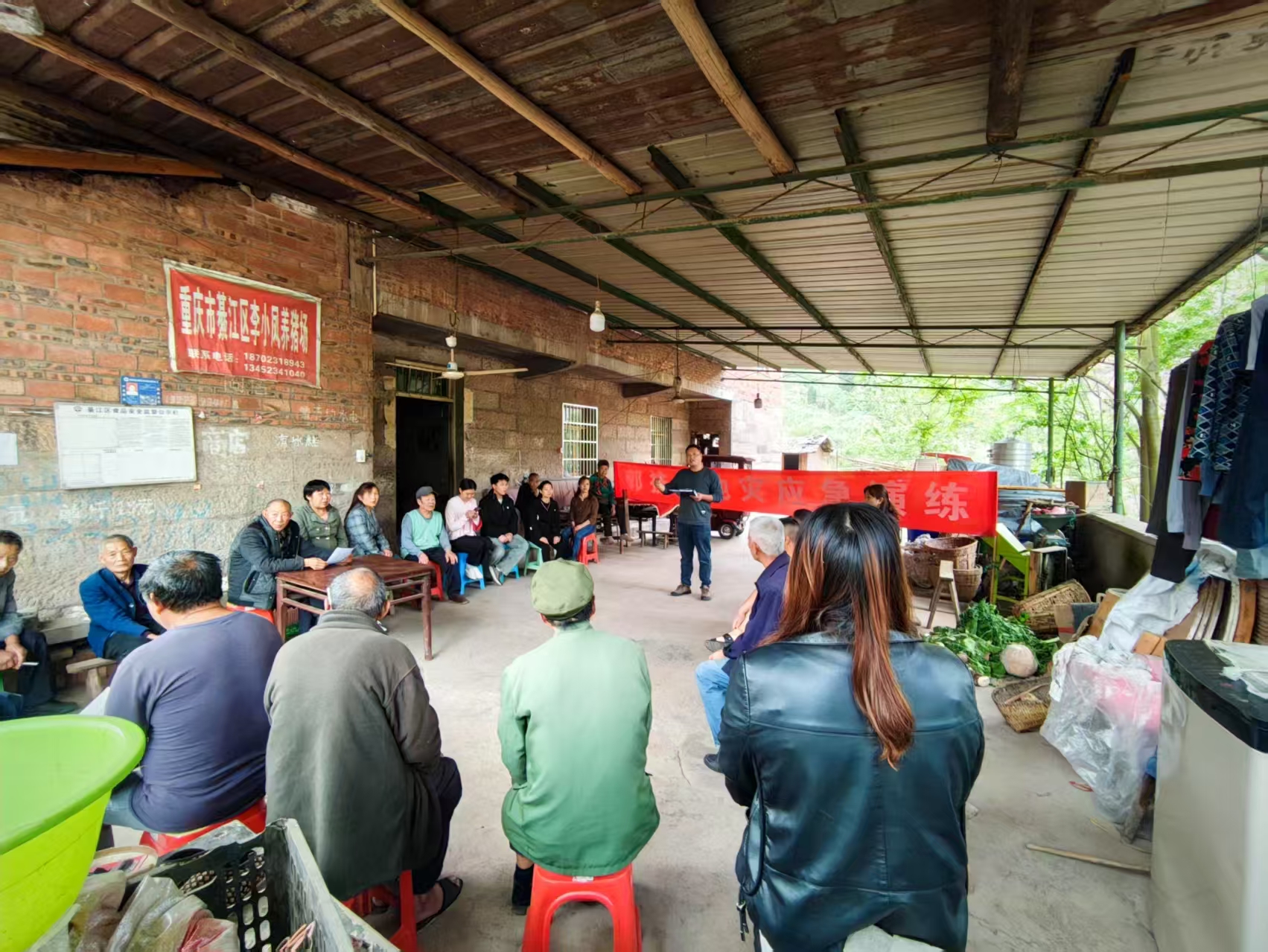村镇建设服务中心工作人员开展地灾防治知识宣传  通讯员 余思远摄.jpg