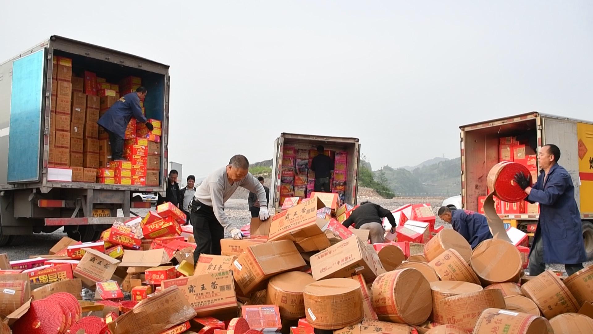 我区集中销毁5000余件非法烟花爆竹