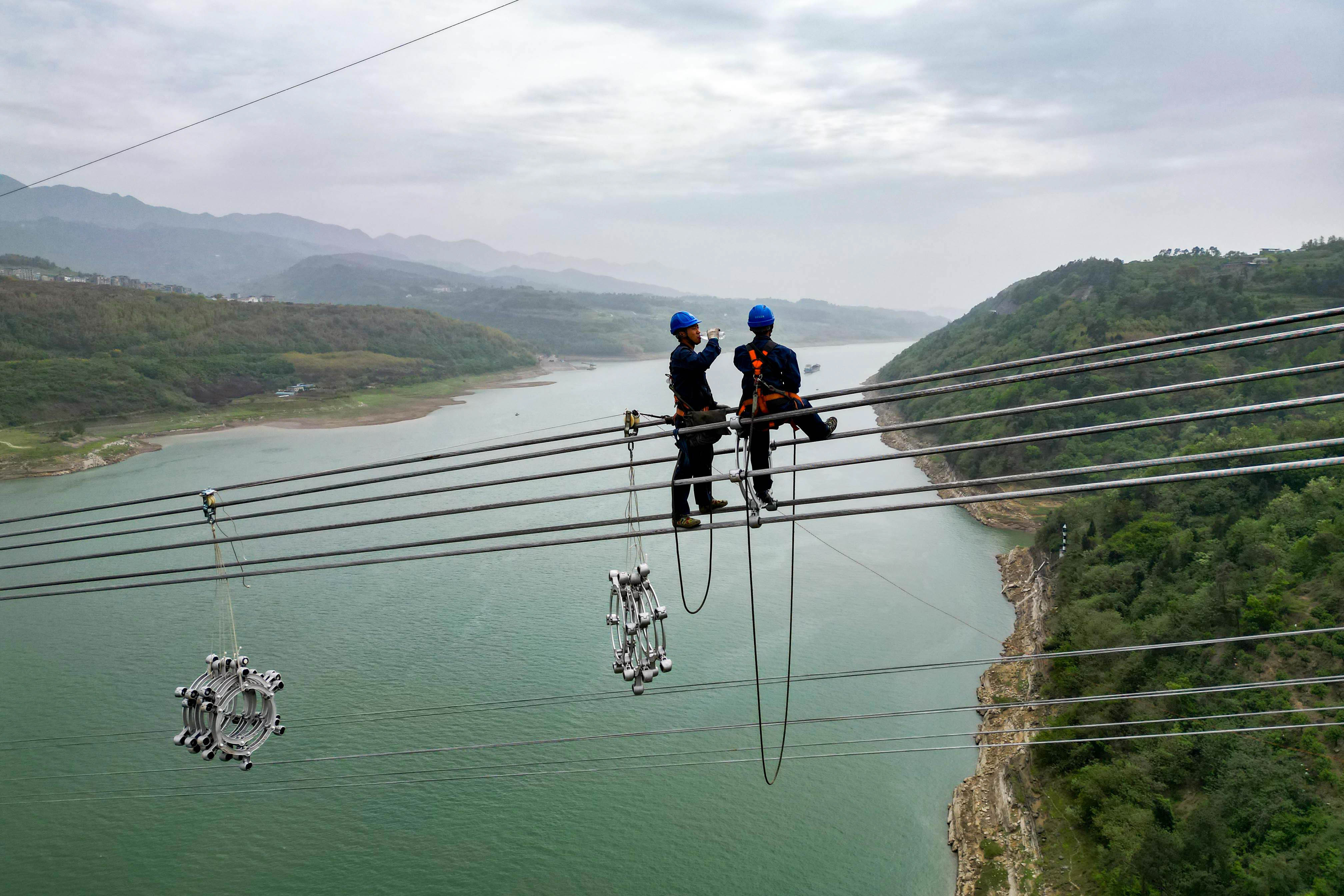 高空中休息片刻。黄建桦 邓晓琴 摄
