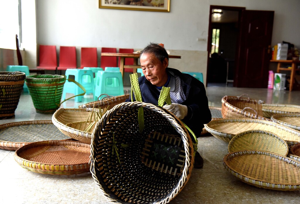 唐永发在编织竹制品 (1)