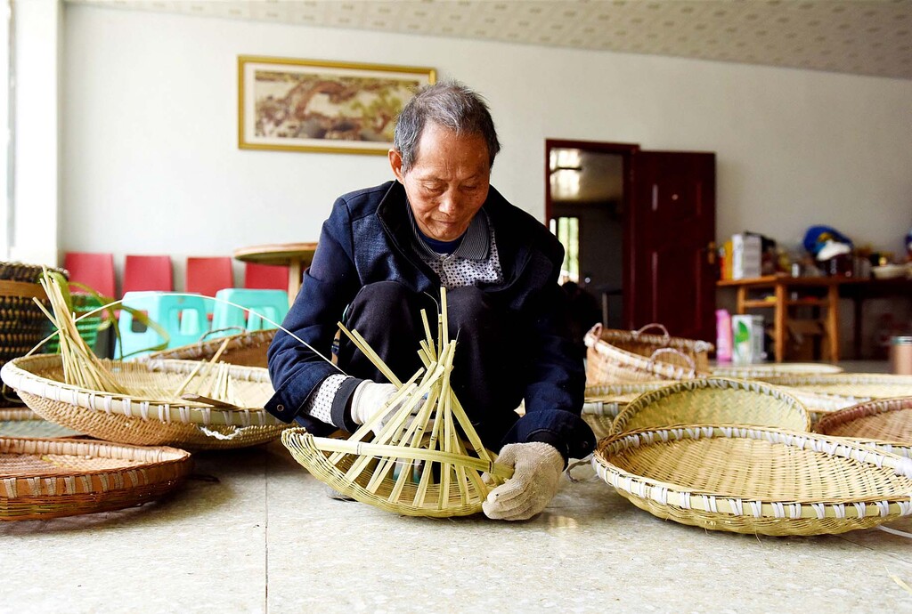 唐永发在编织竹制品 (5)