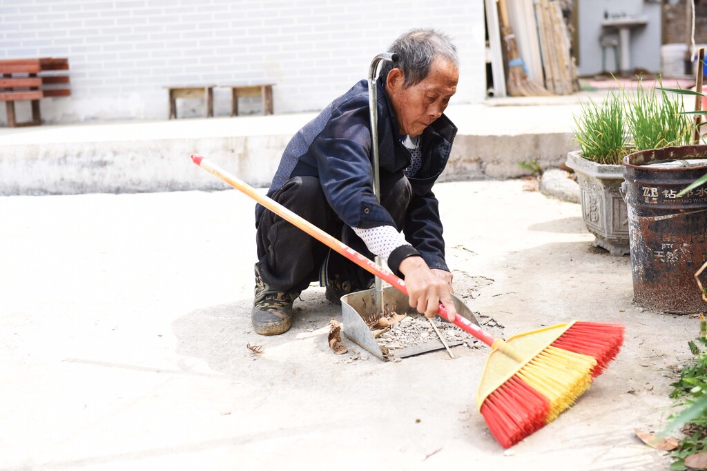 唐永发在打扫环境卫生