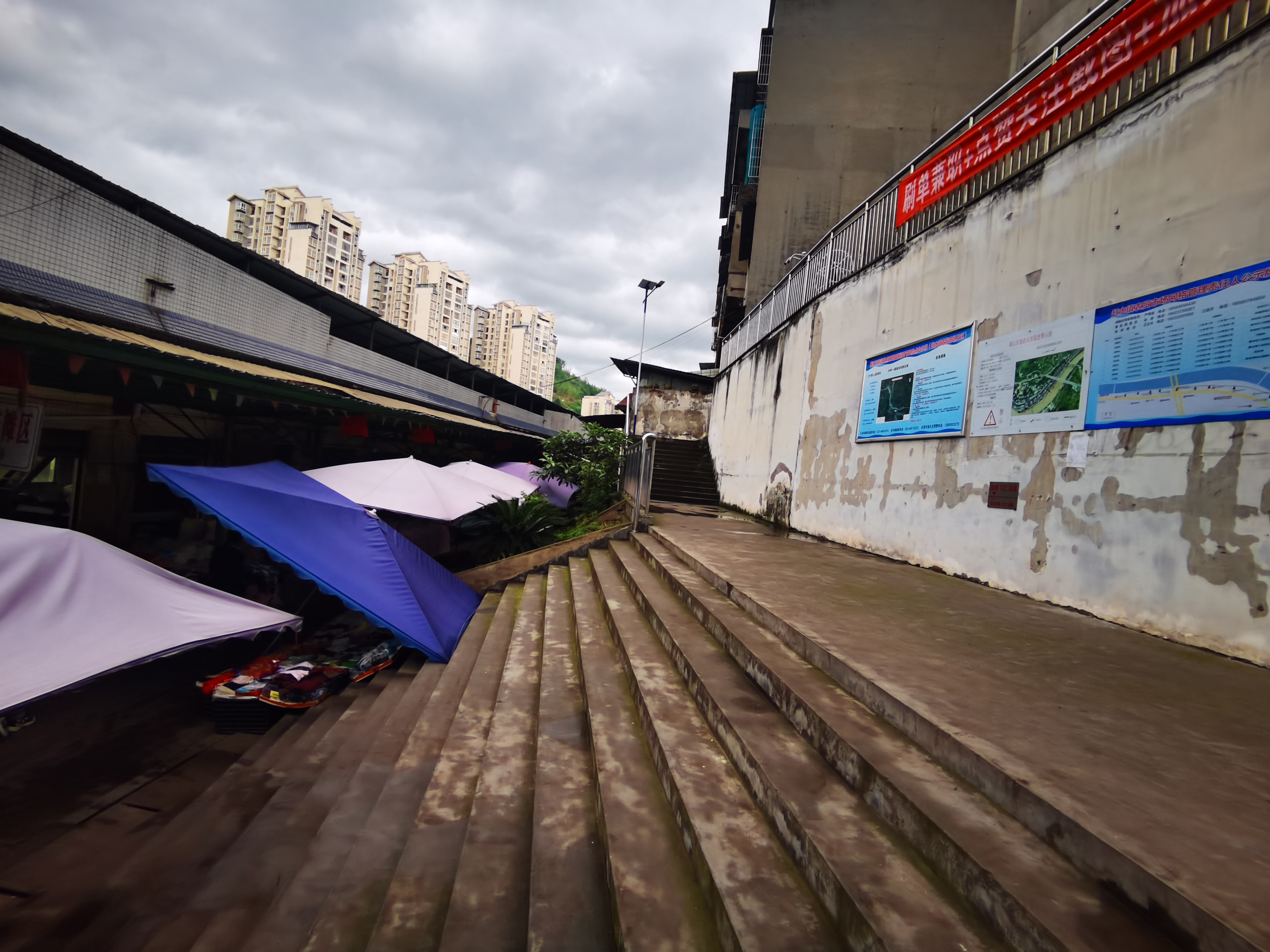 綦江区赶水农贸市场，了解防洪薄弱环节和地灾点备汛情况1.jpg