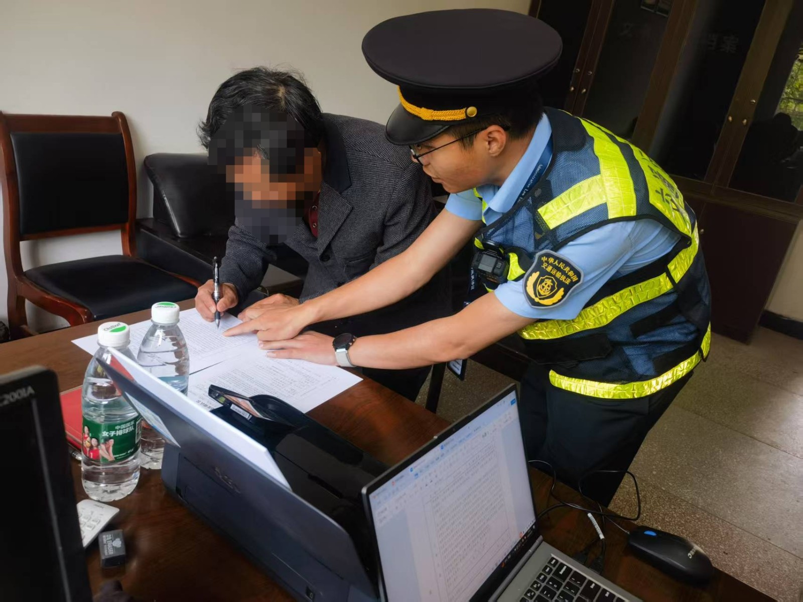执法人员开展调查。图源：忠县交通执法人员.jpg