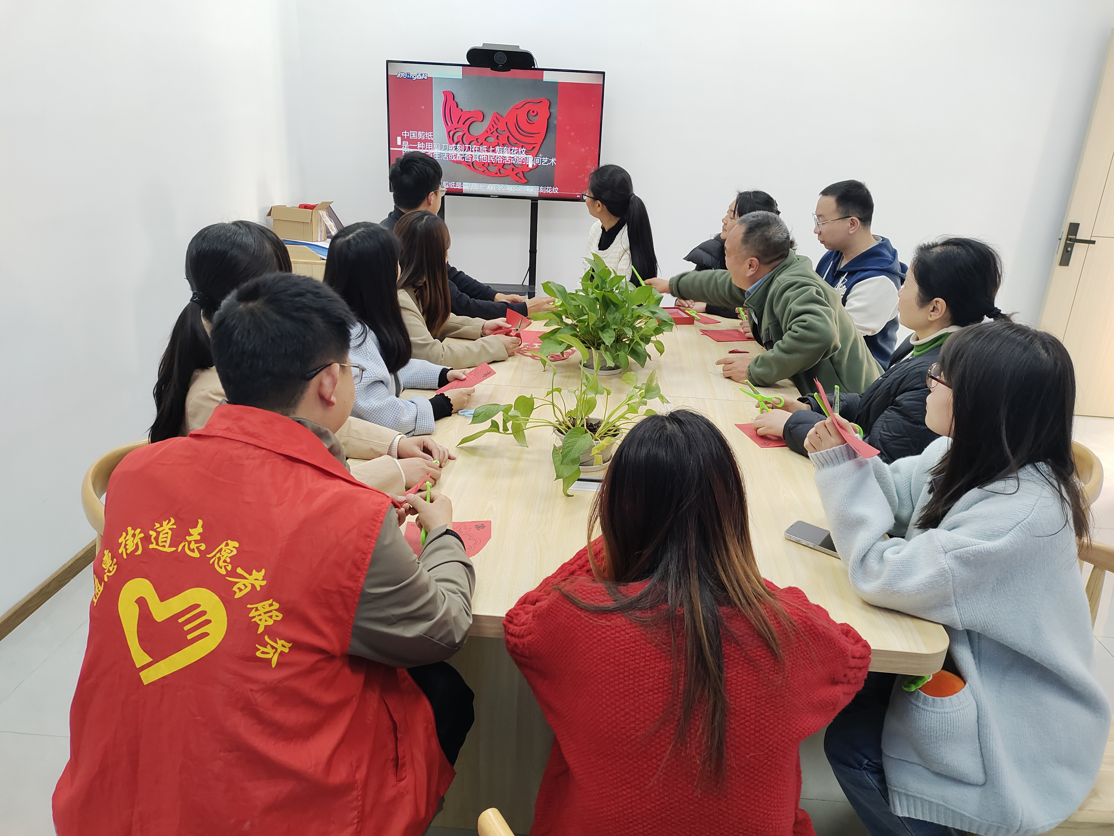 Ⅱ-7-② 2025.4.3 2025年綦江区&ldquo;我们的节日 清明&rdquo;&ldquo;非遗进社区 剪纸敬清明&rdquo;主题活动 (2).jpg