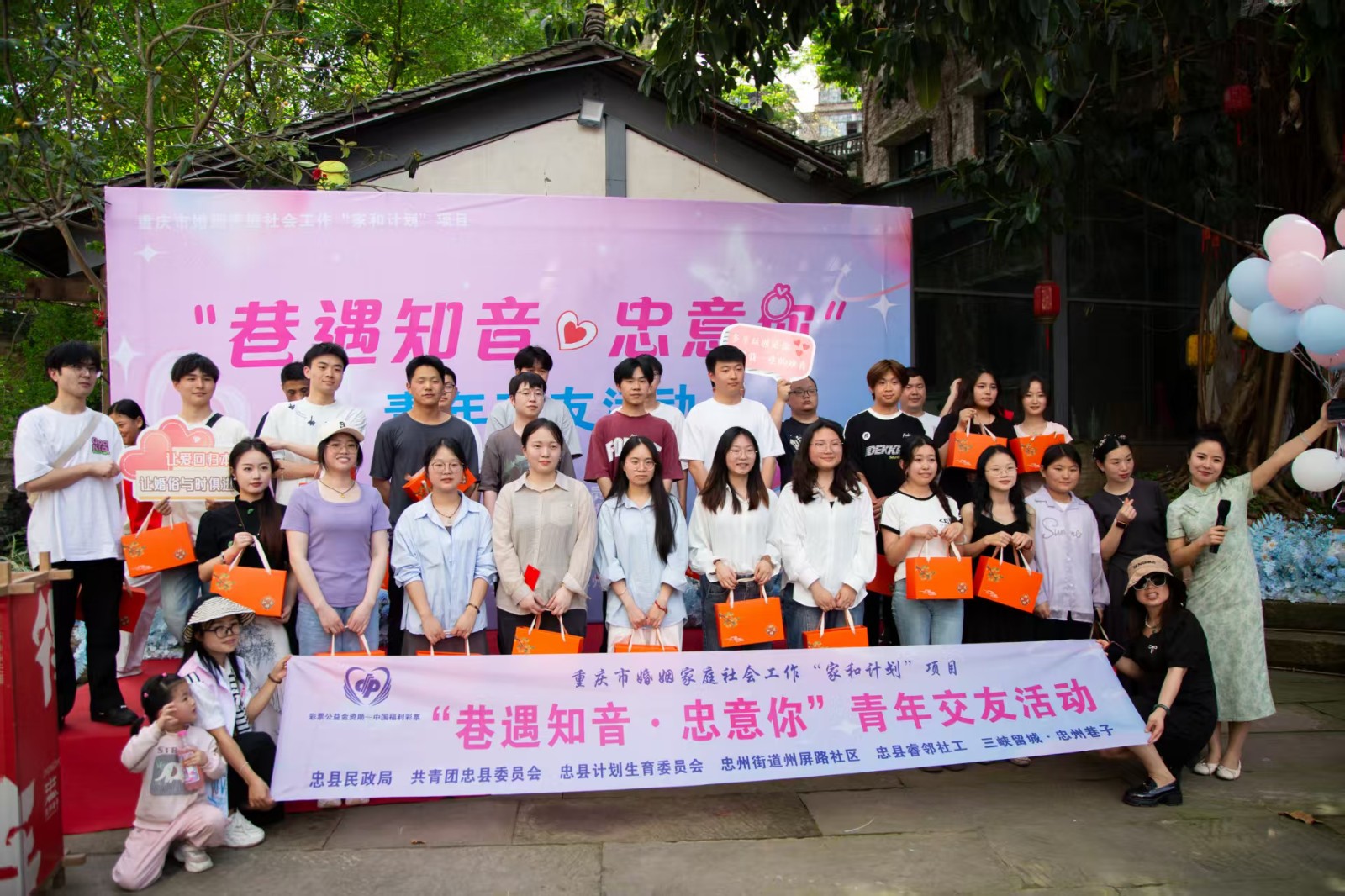 青年们合影留恋。拍摄：鹏群英.jpg