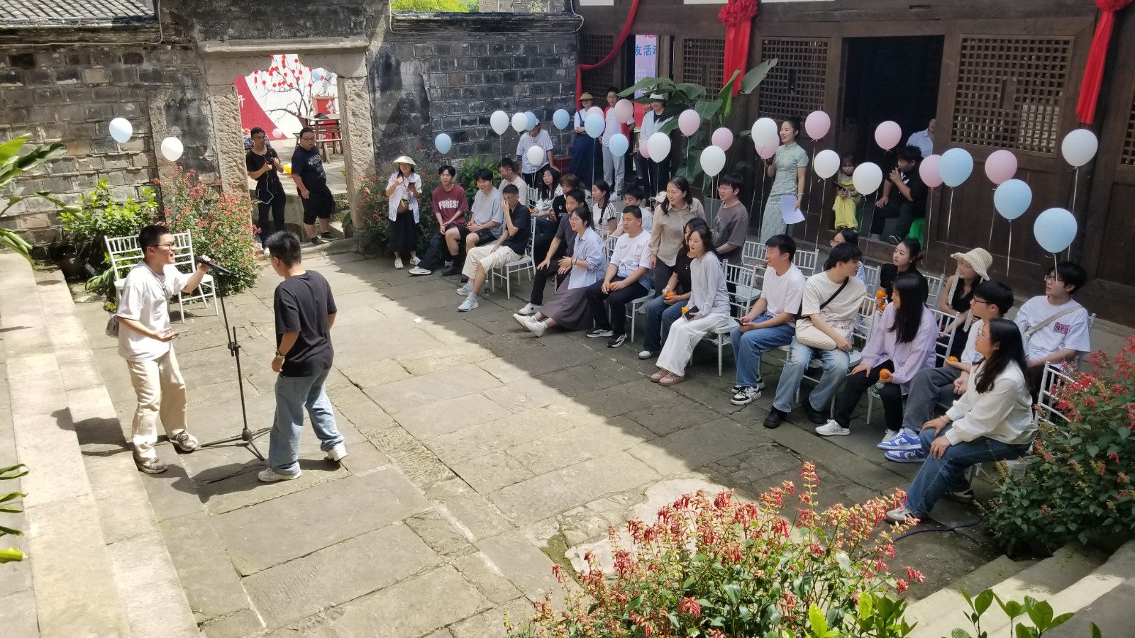 飞花令心跳对擂环节，青年们争先恐后回答。 拍摄：鹏群英.jpg