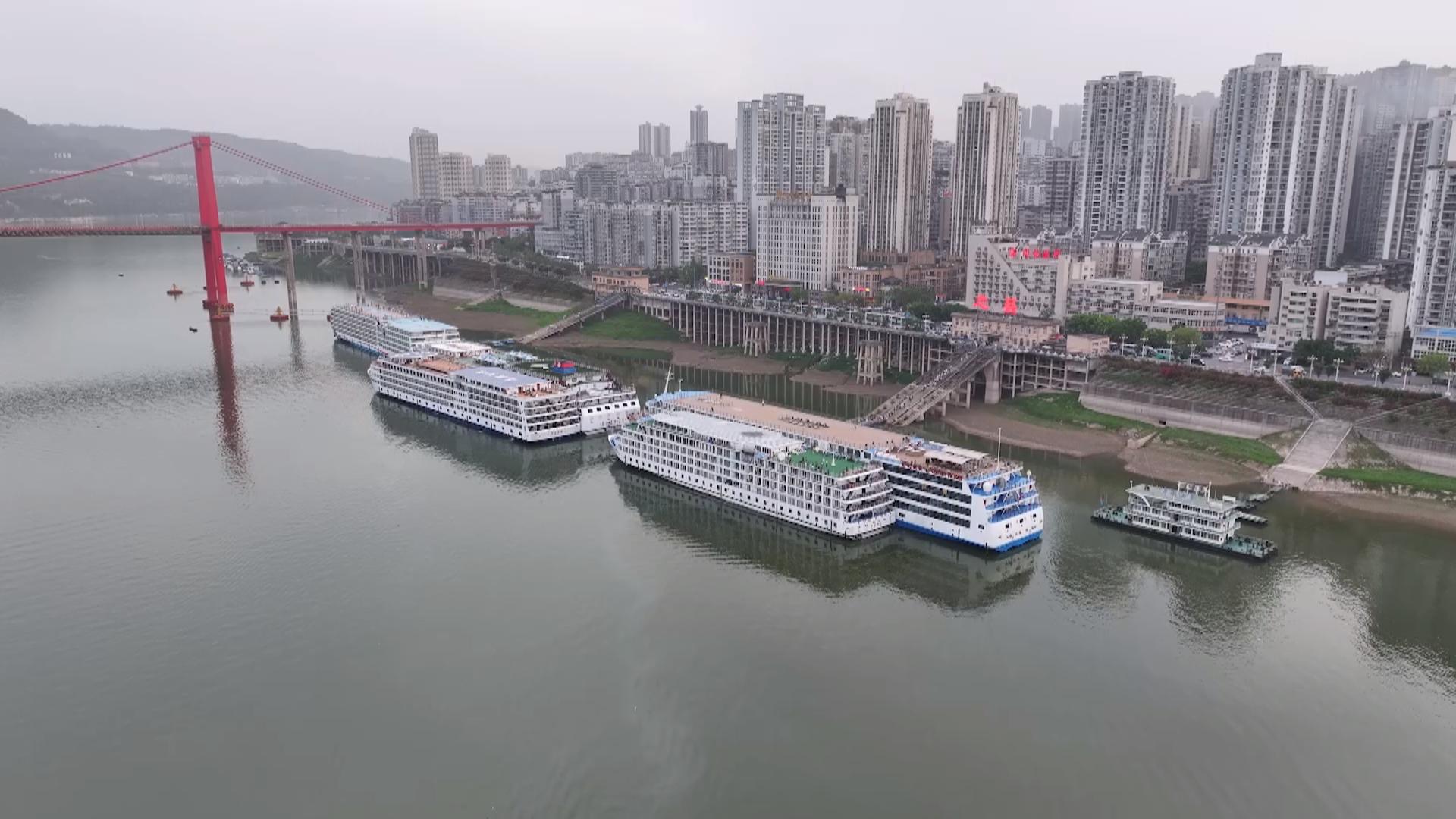 游轮停靠忠县。拍摄：刘超.jpg