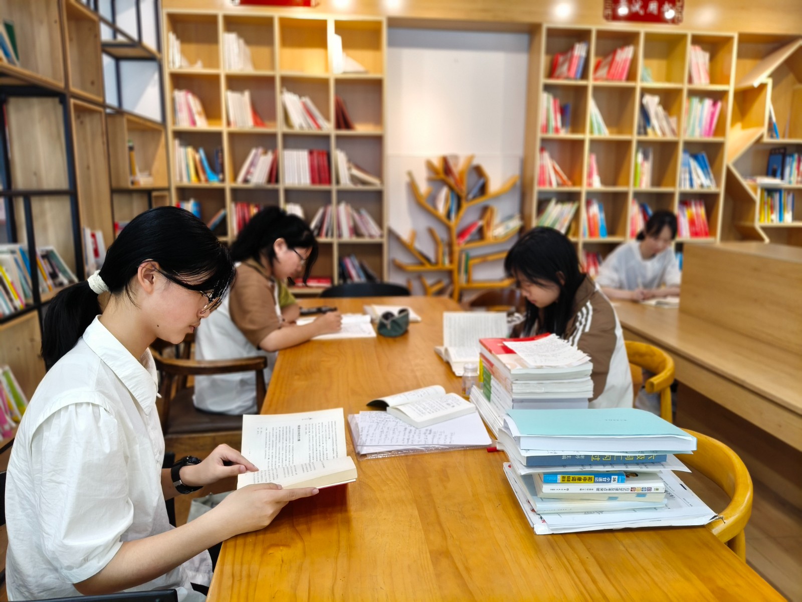 市民在城市书房看书。拍摄：张耀升.jpg