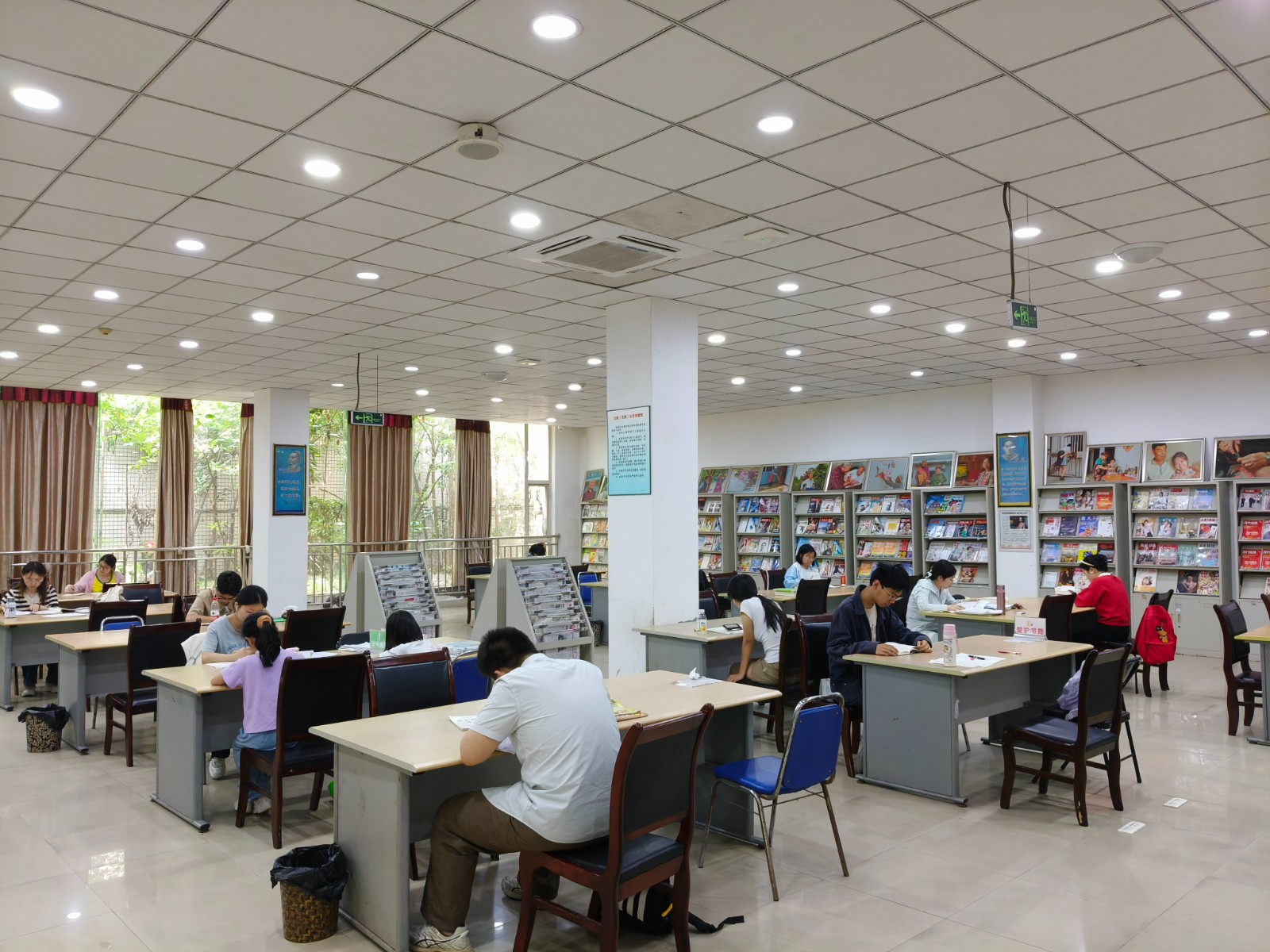 图书馆里充电忙。拍摄：张耀升.jpg