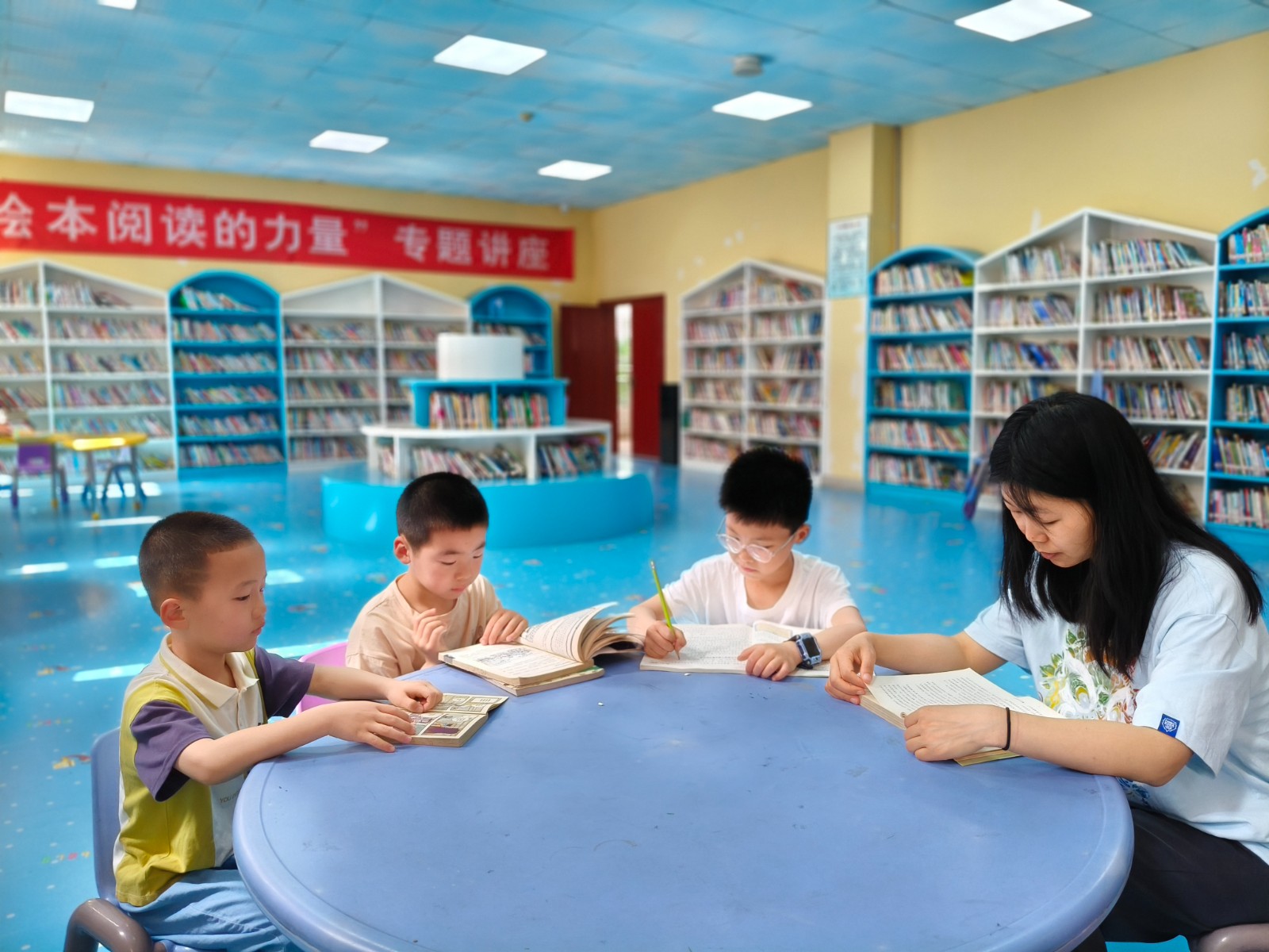 亲子阅读区，家长与小朋友们共享阅读时光。拍摄：张耀升.jpg