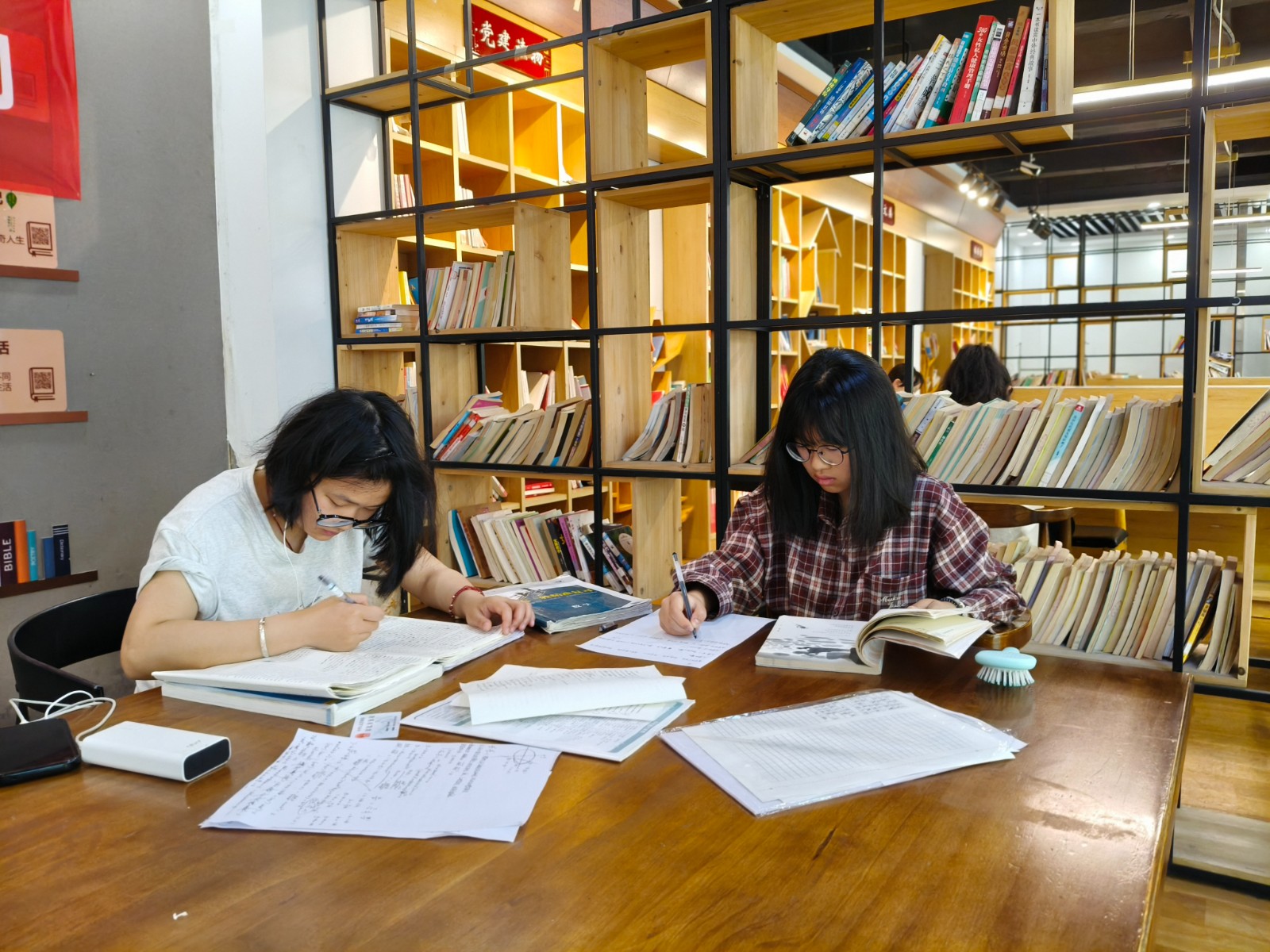 图书馆里充电忙。拍摄：张耀升1.jpg
