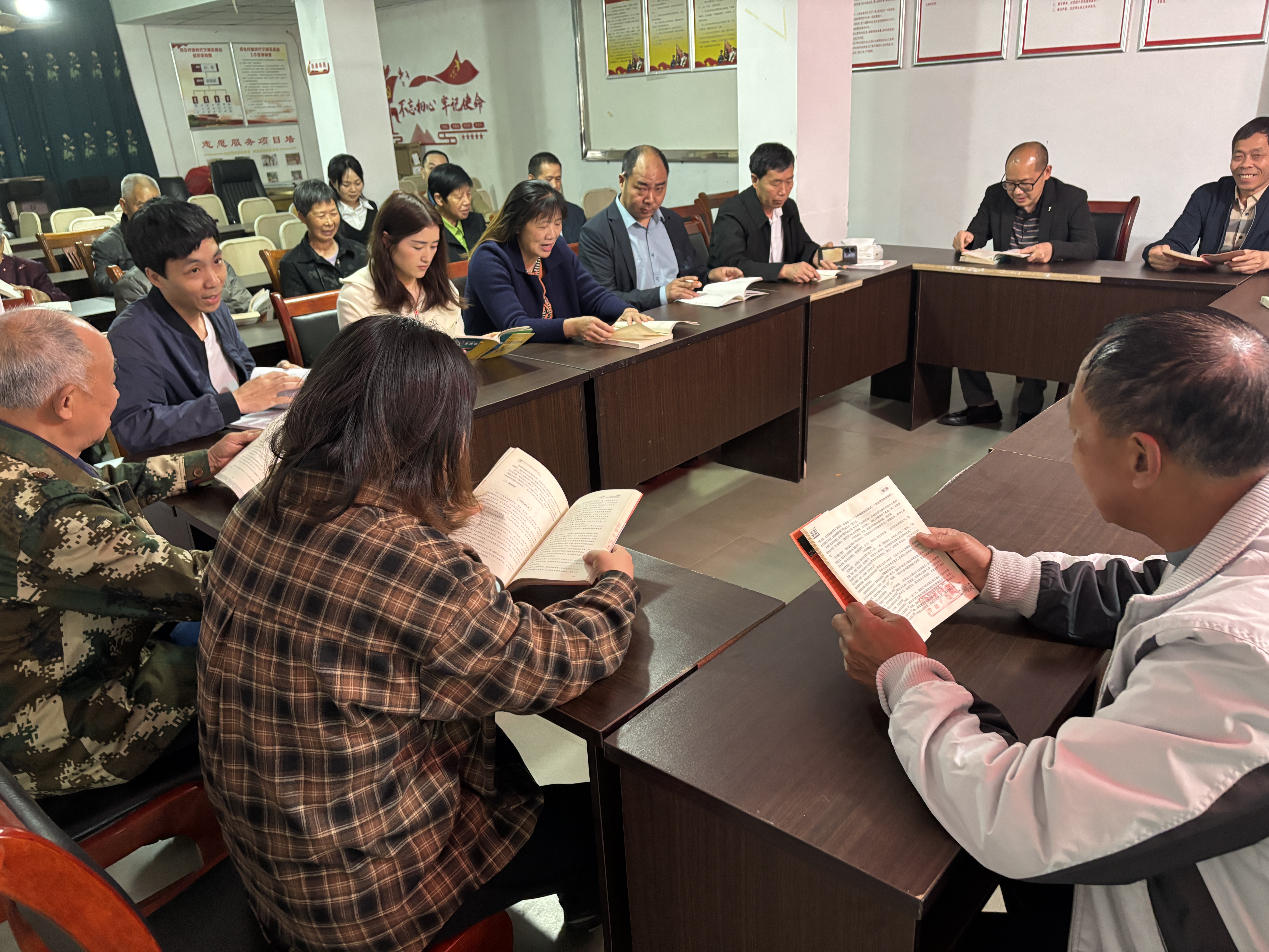 人们相约在四合村读书（图片由四合村提供）.JPG