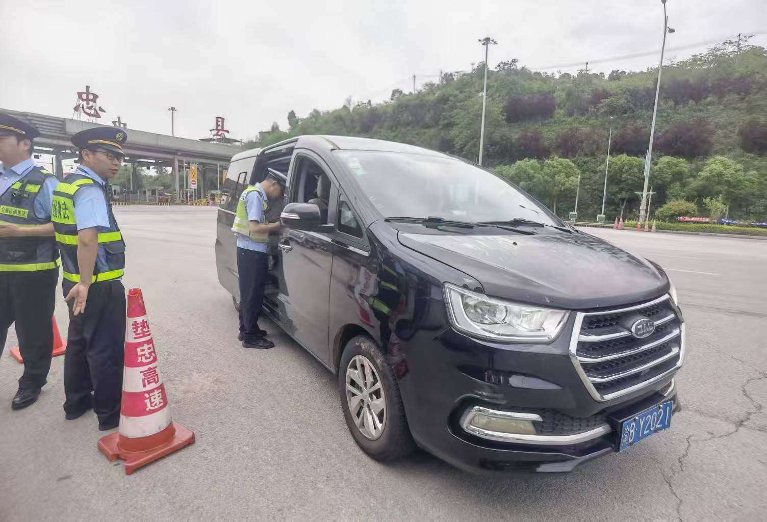 高速交巡警加强检查。图源：重庆交巡警总队高速公路第四支队忠县大队.jpg