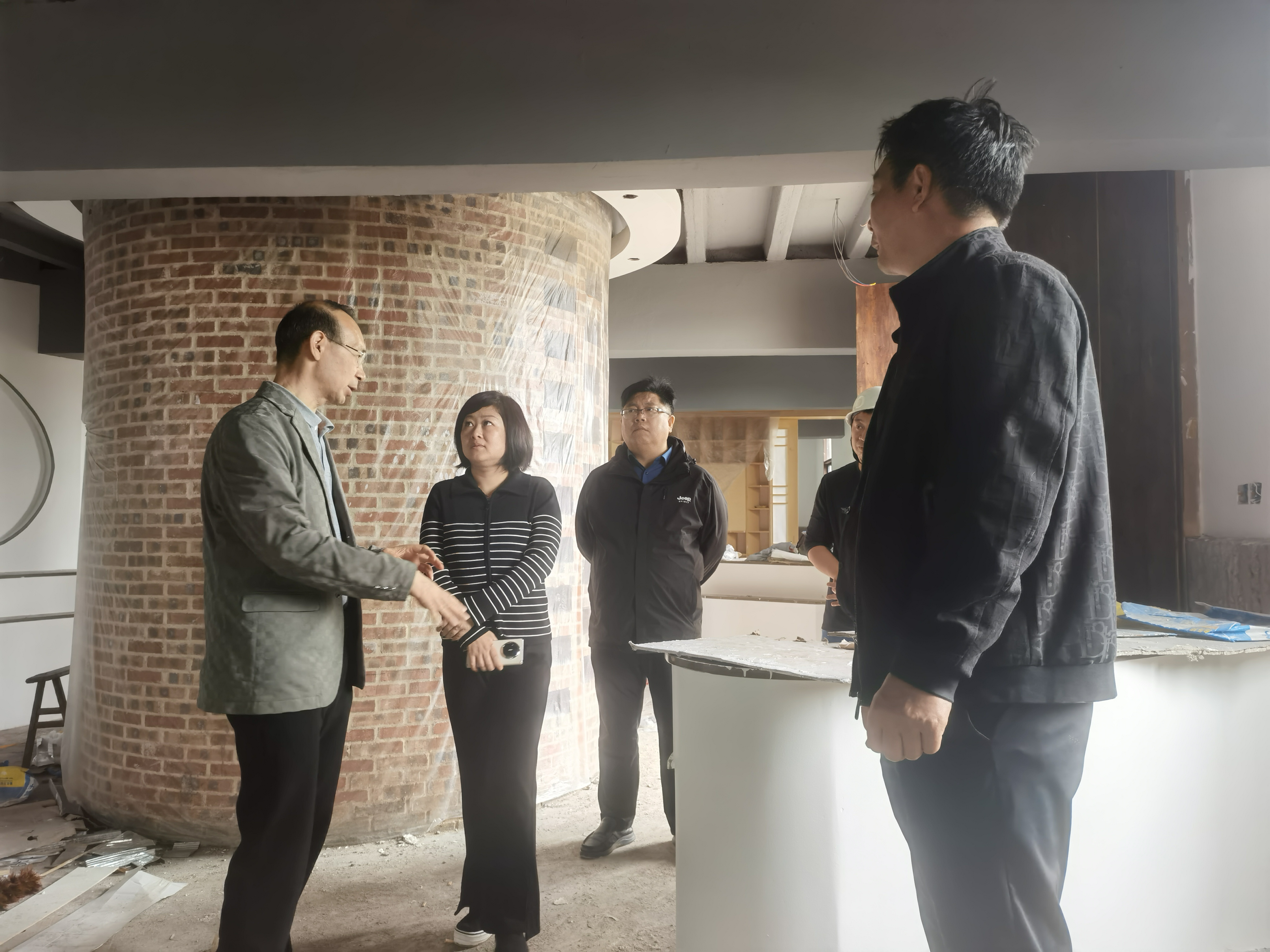 视察粮仓建设进度.jpg