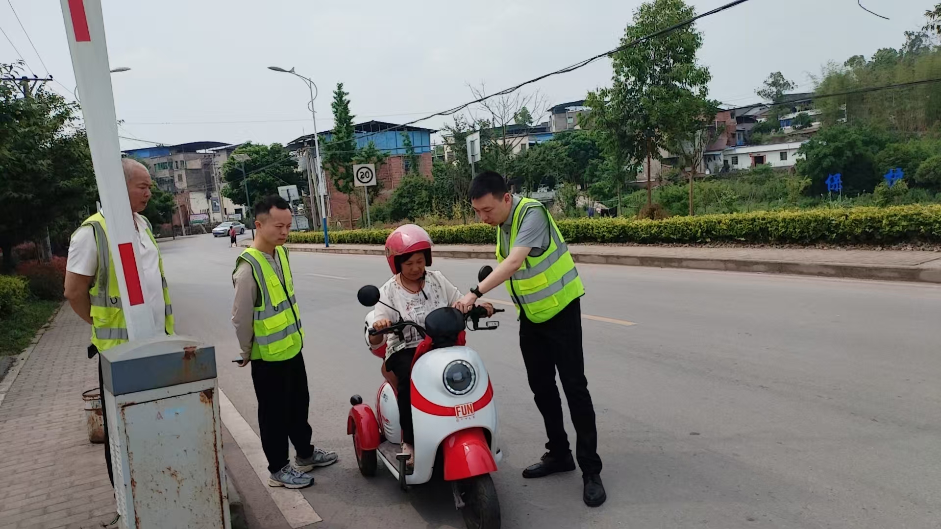 龙石镇人大：代表化身交通安全劝导员 为群众安全出行保驾护航