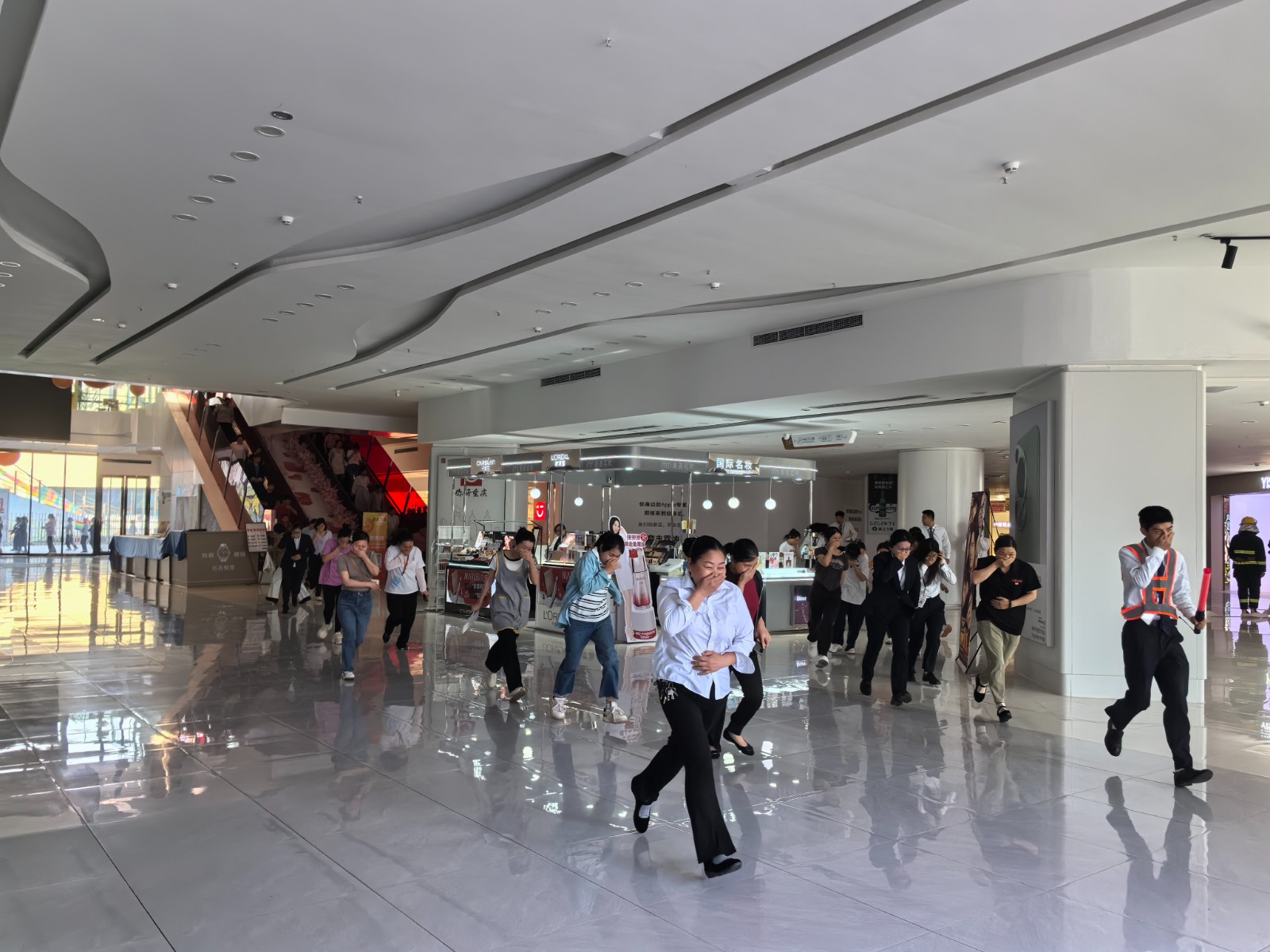 開展消防演練。拍攝：嚴皓溢1.jpg