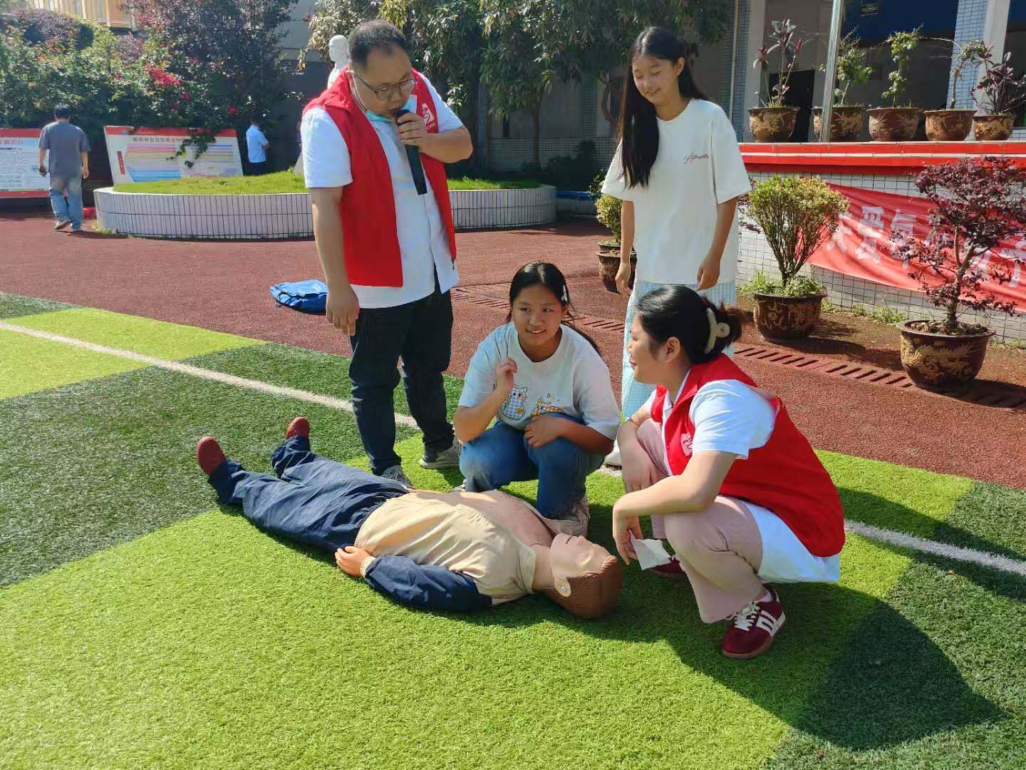 香龙中学开展防震减灾应急疏散演练