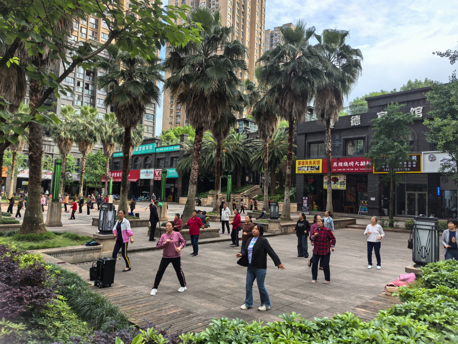 廣場(chǎng)舞隊(duì)伍隨音樂舞蹈。嚴(yán)皓溢 攝2.jpg