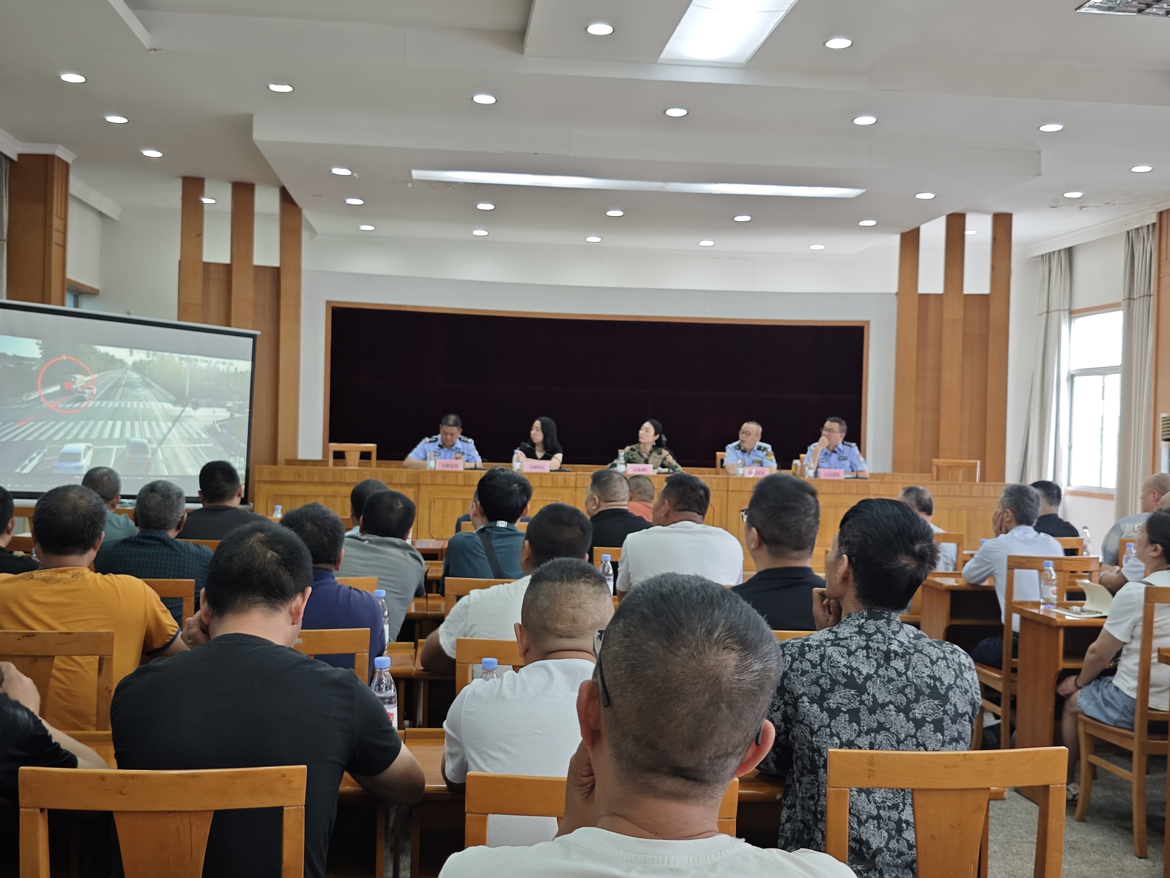 大足召开工程运输企业交通安全警示教育会